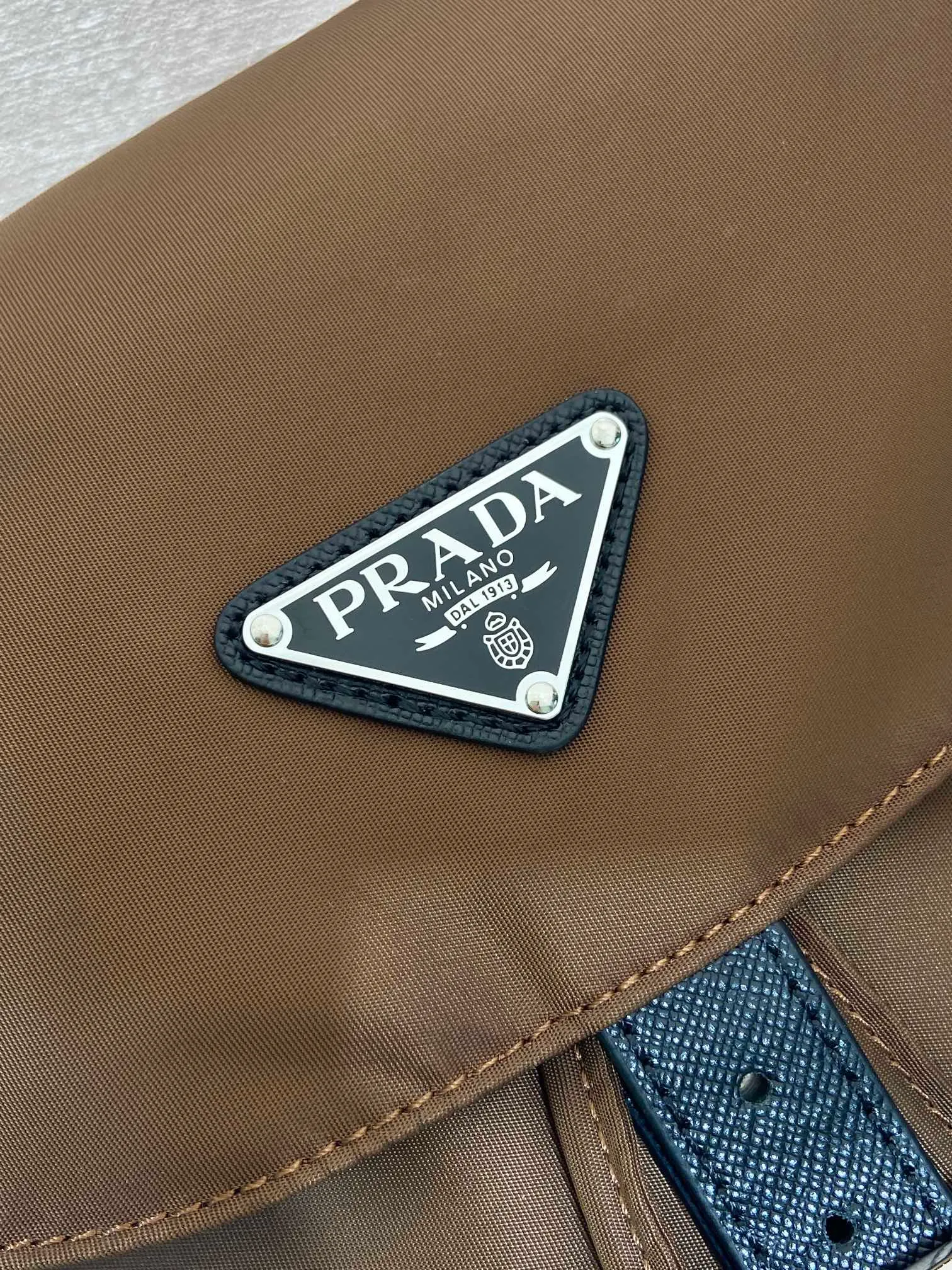 💰1360🎉New Backpack🎉2VZ110A Gold Brown🎉🎉 This Re-Nylon backpack is designed with classic nylon fabric, top-grade hardware, and integrated with innovative and practical elements, presenting a refined and timeless style. Equipped with a detachable shoulder strap, it can be used interchangeably on different occasions. The upper body effect is very fashionable and elegant, and it is a popular style that will never go out of style🎉Hurry up and get it🎉🎉 Length 34x Height 39x Bottom 15cm🎉🎉🎉🎉👏👏👏