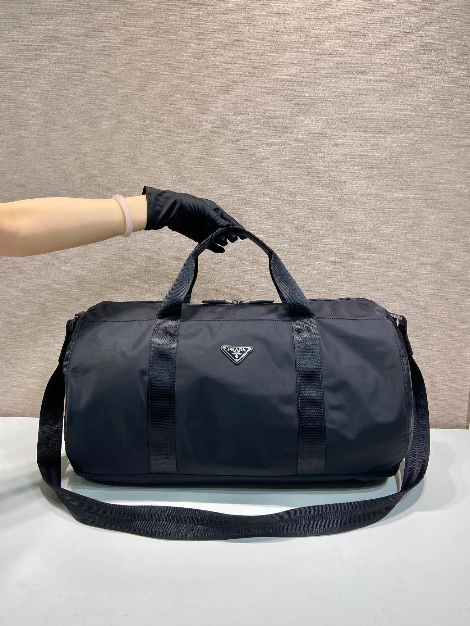 💰1320🔆New travel bag🔆2VC015A🤙🤙 This travel bag is made of imported parachute fabric👏🏻👏🏻, top-grade hardware🤙🤙This unique travel bag is full of modern design, and the body of the bag is decorated with the iconic triangular metal logo. The upper body rendering is very casual, fashionable and elegant, light and practical, a must-have for travel👏🏻👏🏻Length 49x29x Height x Bottom 26cm🤙🤙🤙💰💰💰