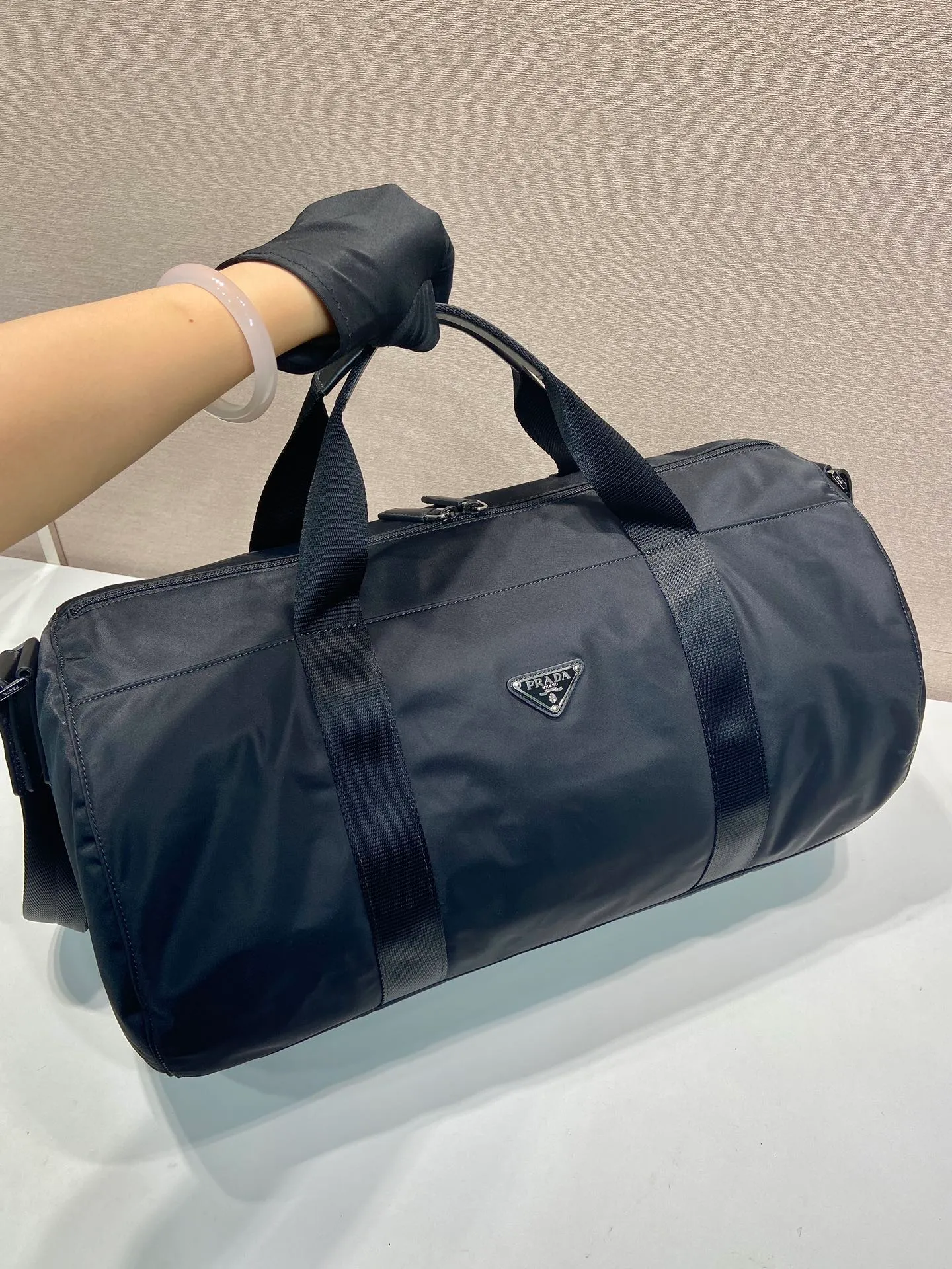 💰1320🔆New travel bag🔆2VC015A🤙🤙 This travel bag is made of imported parachute fabric👏🏻👏🏻, top-grade hardware🤙🤙This unique travel bag is full of modern design, and the body of the bag is decorated with the iconic triangular metal logo. The upper body rendering is very casual, fashionable and elegant, light and practical, a must-have for travel👏🏻👏🏻Length 49x29x Height x Bottom 26cm🤙🤙🤙💰💰💰
