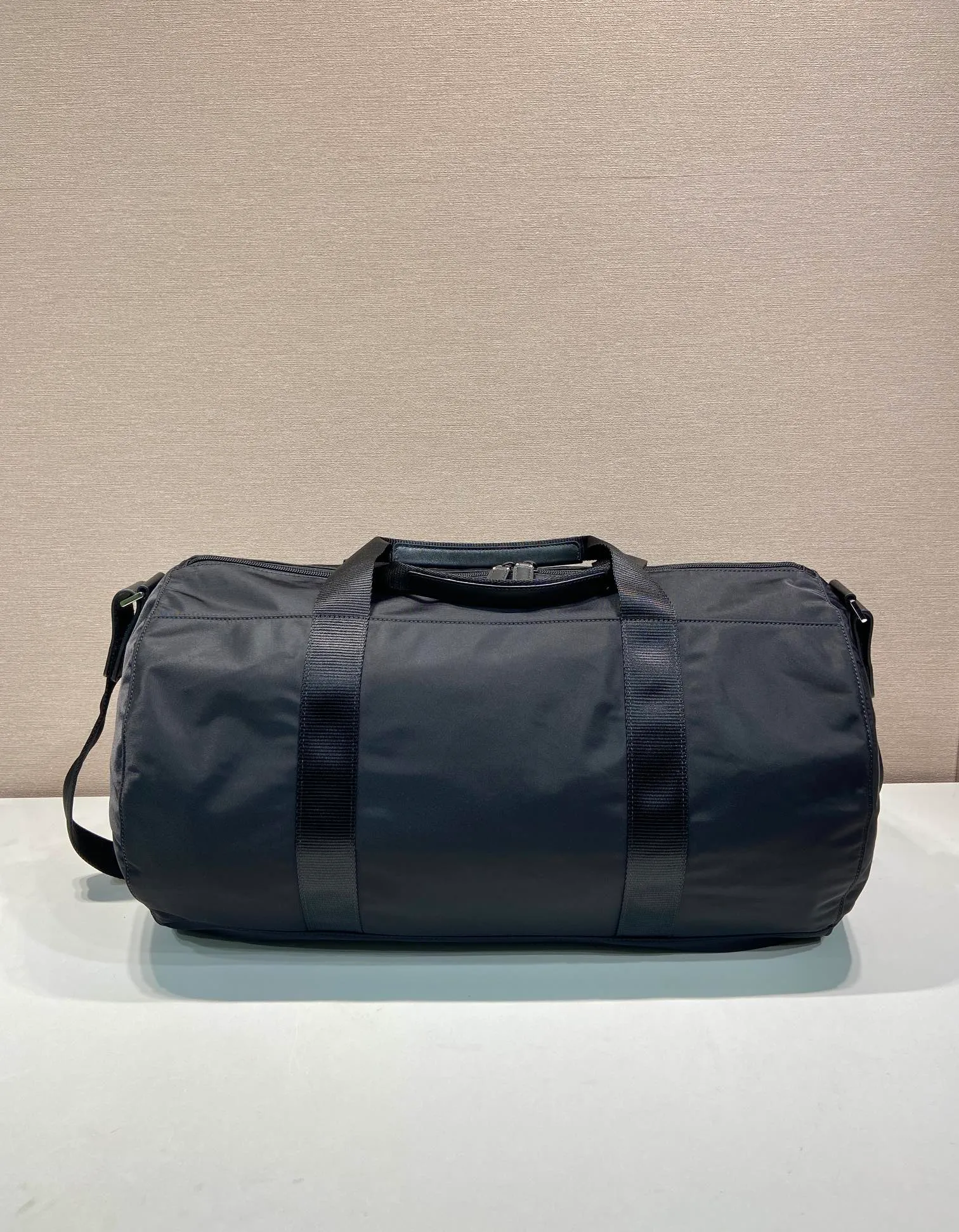 💰1320🔆New travel bag🔆2VC015A🤙🤙 This travel bag is made of imported parachute fabric👏🏻👏🏻, top-grade hardware🤙🤙This unique travel bag is full of modern design, and the body of the bag is decorated with the iconic triangular metal logo. The upper body rendering is very casual, fashionable and elegant, light and practical, a must-have for travel👏🏻👏🏻Length 49x29x Height x Bottom 26cm🤙🤙🤙💰💰💰