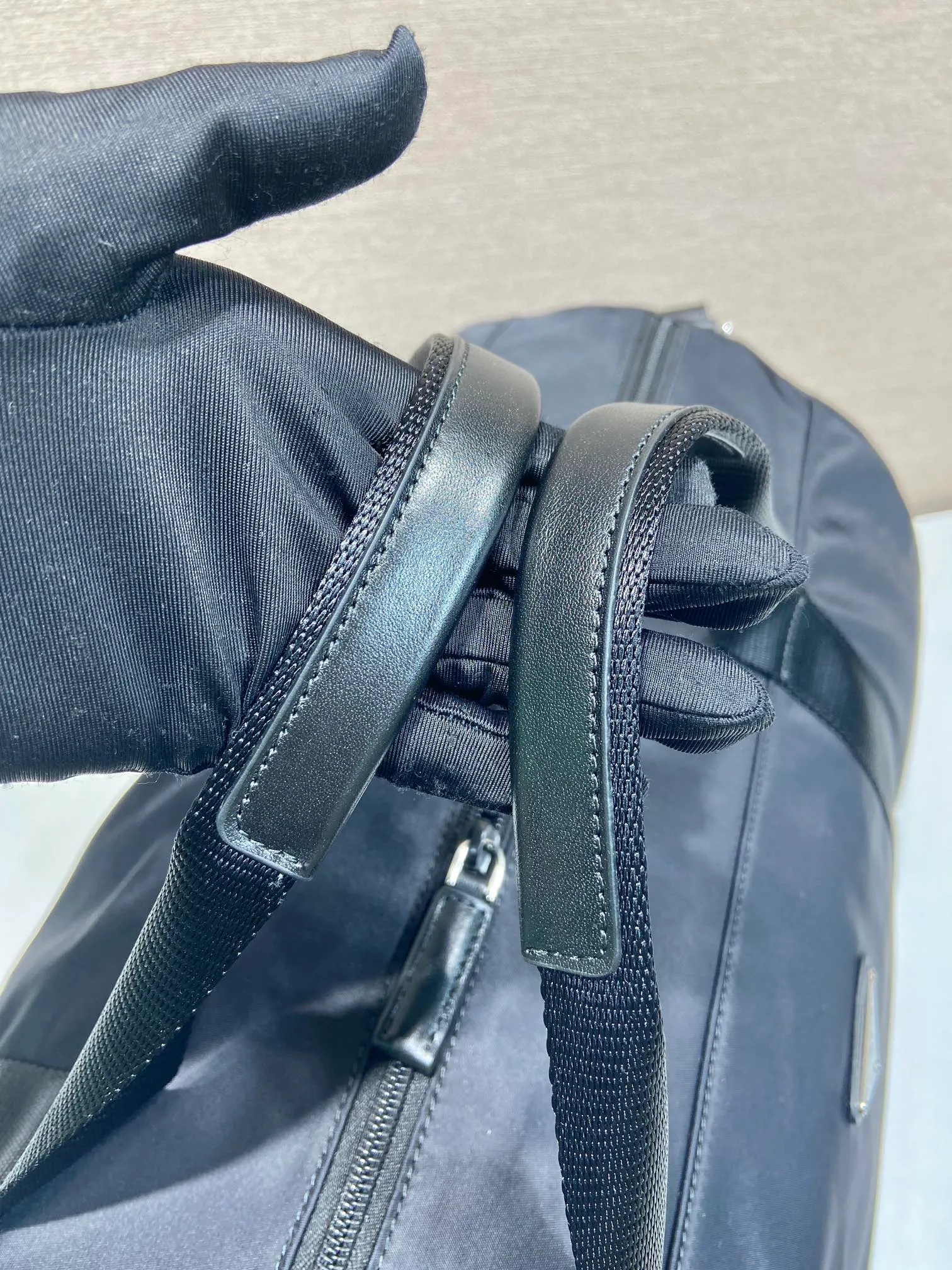 💰1320🔆New travel bag🔆2VC015A🤙🤙 This travel bag is made of imported parachute fabric👏🏻👏🏻, top-grade hardware🤙🤙This unique travel bag is full of modern design, and the body of the bag is decorated with the iconic triangular metal logo. The upper body rendering is very casual, fashionable and elegant, light and practical, a must-have for travel👏🏻👏🏻Length 49x29x Height x Bottom 26cm🤙🤙🤙💰💰💰