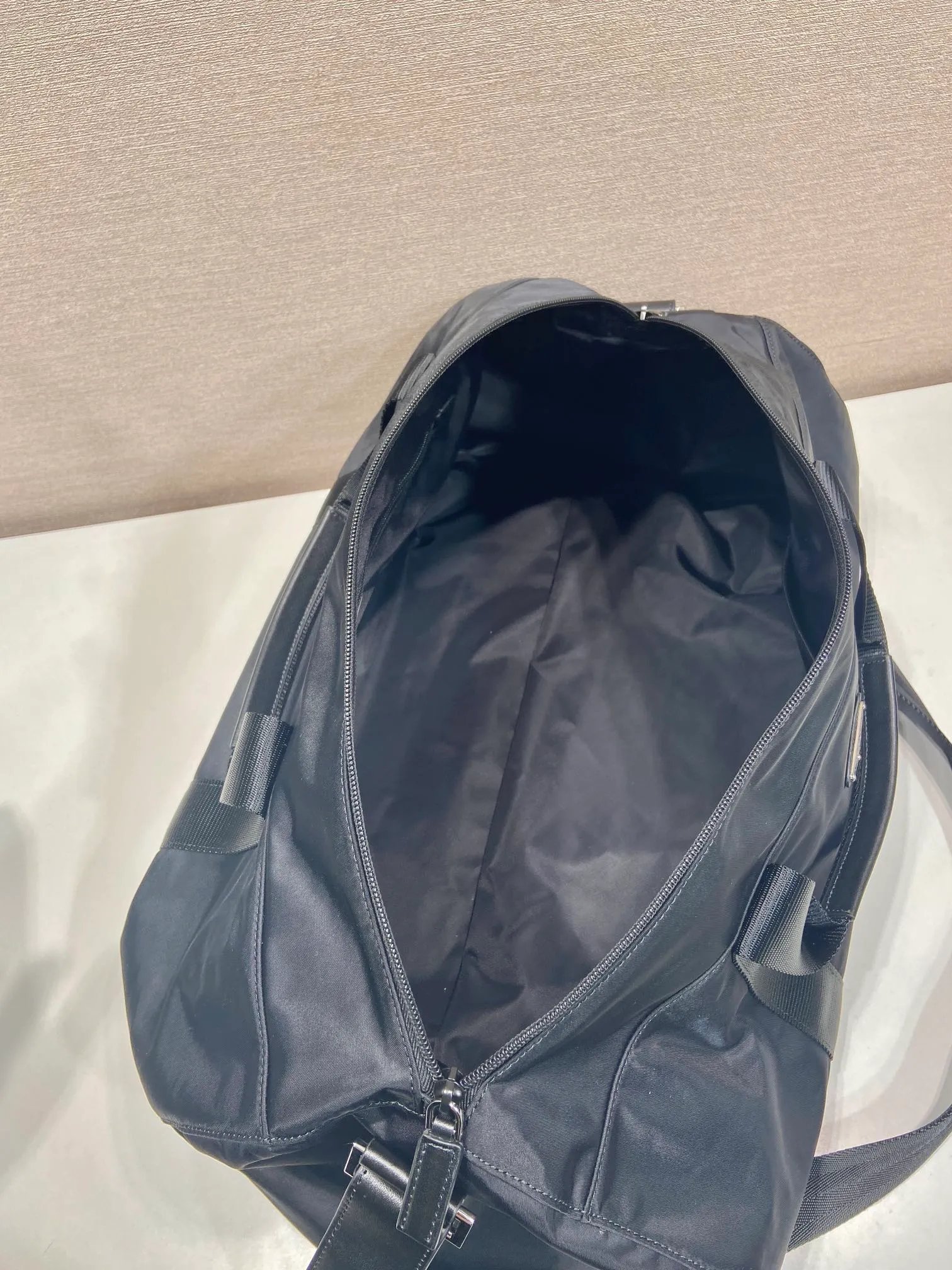 💰1320🔆New travel bag🔆2VC015A🤙🤙 This travel bag is made of imported parachute fabric👏🏻👏🏻, top-grade hardware🤙🤙This unique travel bag is full of modern design, and the body of the bag is decorated with the iconic triangular metal logo. The upper body rendering is very casual, fashionable and elegant, light and practical, a must-have for travel👏🏻👏🏻Length 49x29x Height x Bottom 26cm🤙🤙🤙💰💰💰