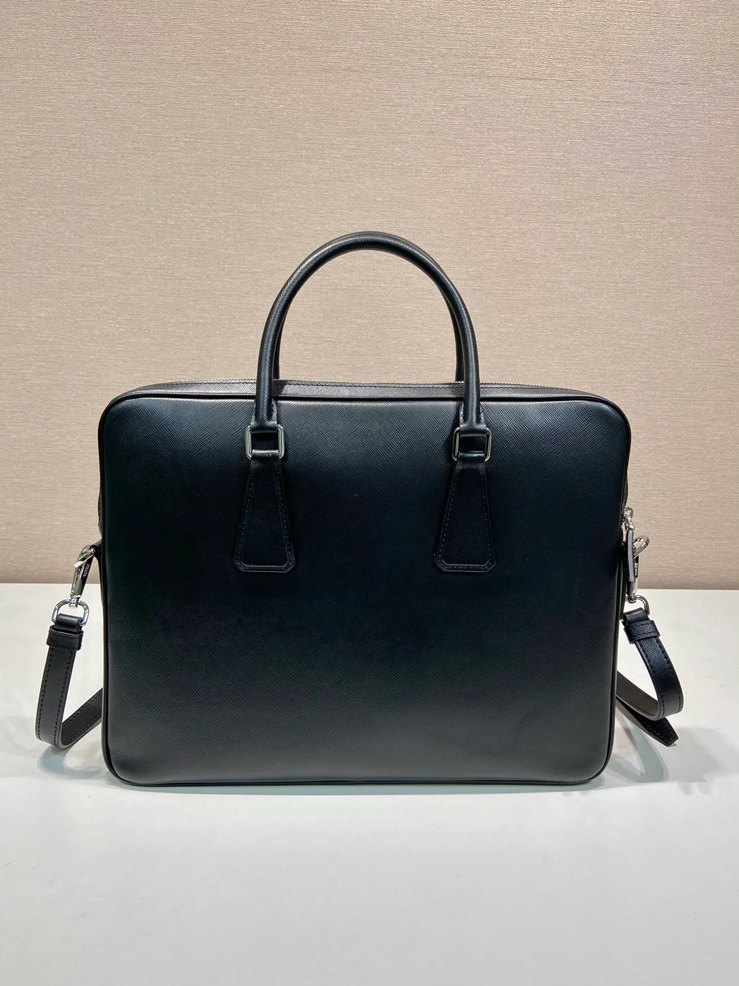 💰1840, P's new model 0368 is out of stock, bottom width is 3.5cm👻👻👻, synchronized with counters, lightweight + ultra-thin + practical, the style that men have always requested, top quality, 175 OEM code, length 37x height 28x base width 3.5cm.