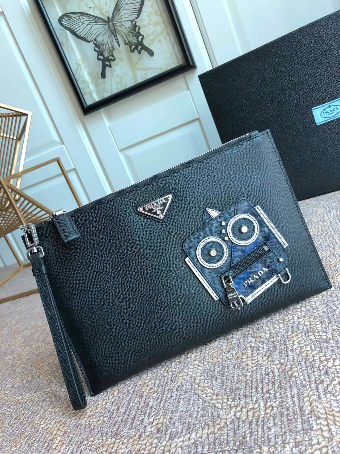 💰920, a new handbag from P family🎉🎉🎉, 2VG005 black with blue, made of imported cross-grain cowhide + complex color matching handbag, imported sheepskin inside, 175 OEM code, a unique handbag🎉🎉🎉Length 28xH 18cm💪💪💪[Red envelope][Red envelope][Red envelope]