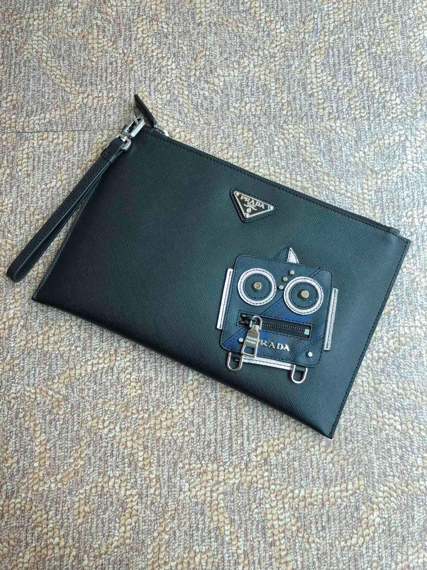 💰920, a new handbag from P family🎉🎉🎉, 2VG005 black with blue, made of imported cross-grain cowhide + complex color matching handbag, imported sheepskin inside, 175 OEM code, a unique handbag🎉🎉🎉Length 28xH 18cm💪💪💪[Red envelope][Red envelope][Red envelope]