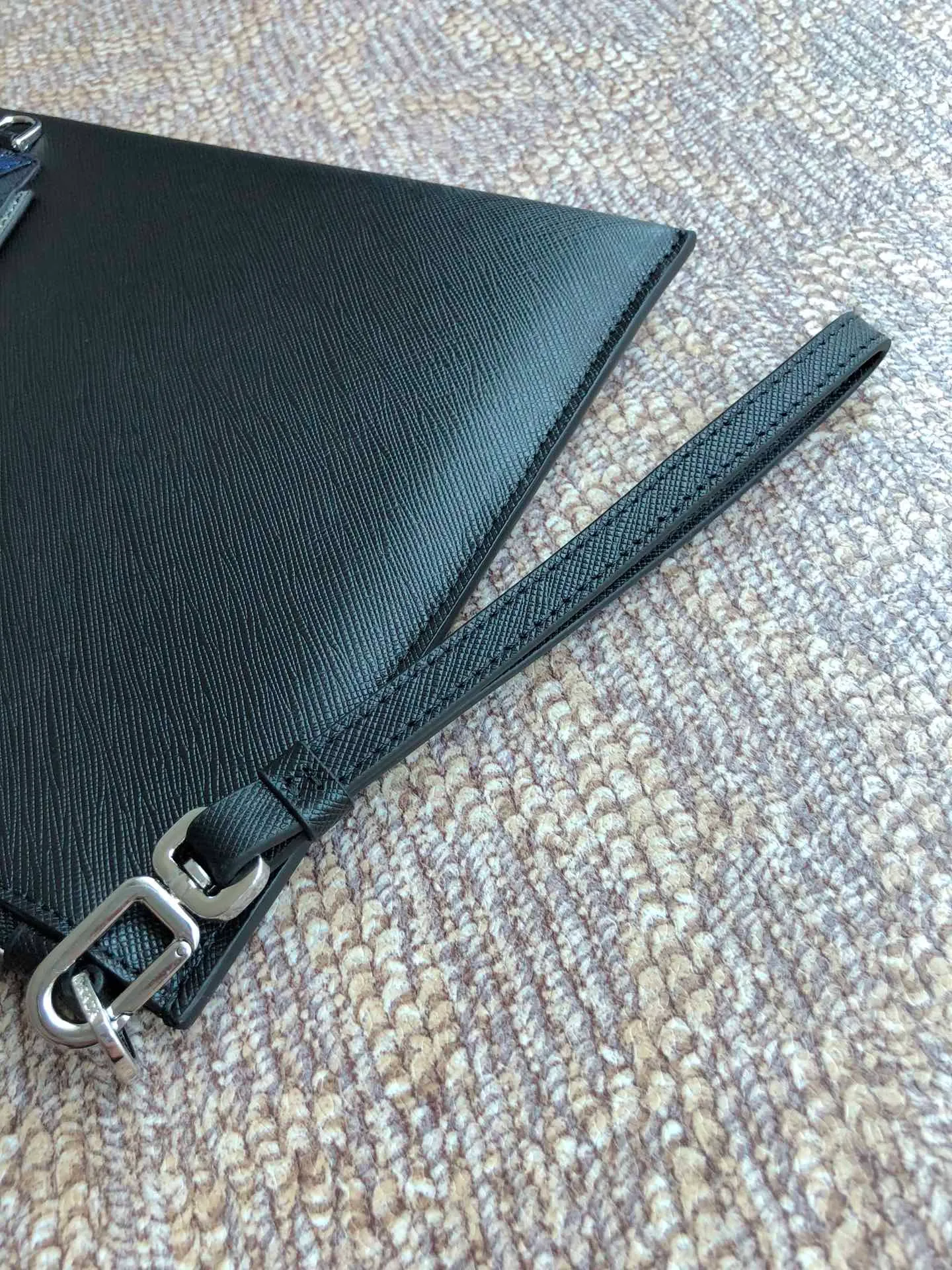💰920, a new handbag from P family🎉🎉🎉, 2VG005 black with blue, made of imported cross-grain cowhide + complex color matching handbag, imported sheepskin inside, 175 OEM code, a unique handbag🎉🎉🎉Length 28xH 18cm💪💪💪[Red envelope][Red envelope][Red envelope]