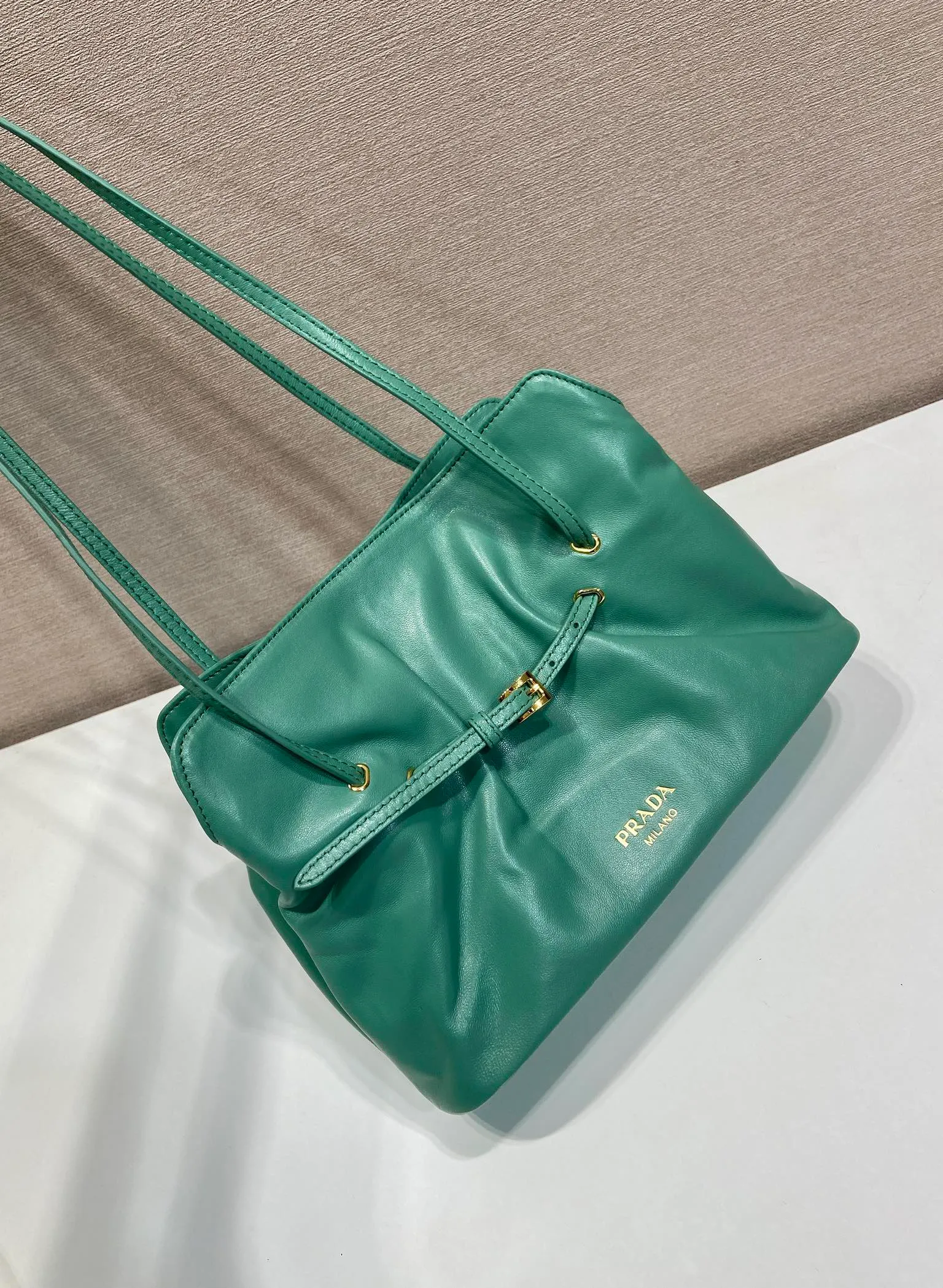 💰1500🎉New arrival cloud bag🎉1BG586🎉🎉 This one-shoulder cloud bag is made of imported sheepskin, and the interior is made of imported sheepskin. It feels very soft and comfortable👍👍The middle compartment pocket is designed with a suction buckle, top-grade hardware, and the upper body effect is very nice and fashionable😘😘. It has large capacity and is a timeless hot item🎉worth owning🎉🎉 Length 25x Height 17.5x Bottom 11.5cm🎉🎉🎉💰💰💰