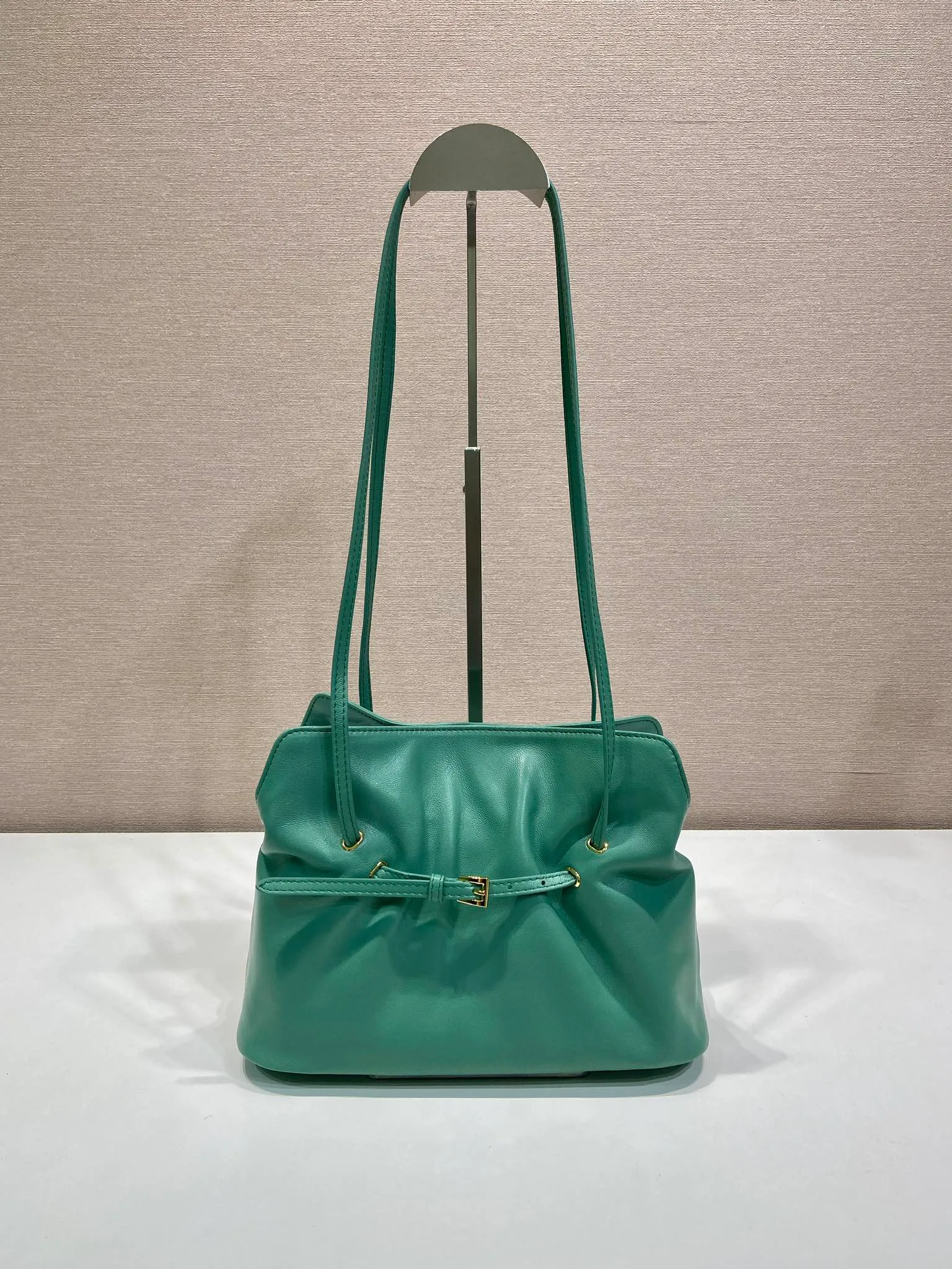💰1500🎉New arrival cloud bag🎉1BG586🎉🎉 This one-shoulder cloud bag is made of imported sheepskin, and the interior is made of imported sheepskin. It feels very soft and comfortable👍👍The middle compartment pocket is designed with a suction buckle, top-grade hardware, and the upper body effect is very nice and fashionable😘😘. It has large capacity and is a timeless hot item🎉worth owning🎉🎉 Length 25x Height 17.5x Bottom 11.5cm🎉🎉🎉💰💰💰