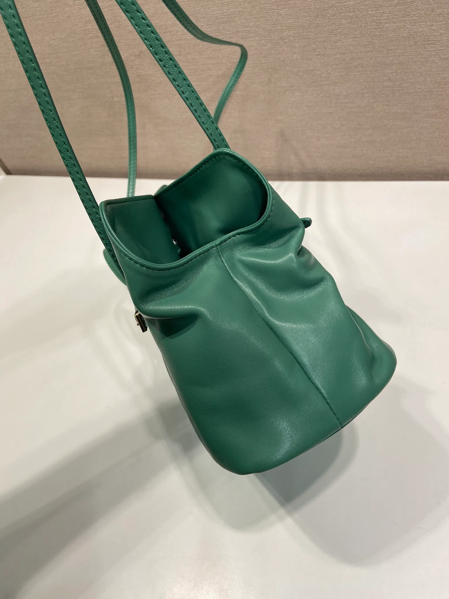 💰1500🎉New arrival cloud bag🎉1BG586🎉🎉 This one-shoulder cloud bag is made of imported sheepskin, and the interior is made of imported sheepskin. It feels very soft and comfortable👍👍The middle compartment pocket is designed with a suction buckle, top-grade hardware, and the upper body effect is very nice and fashionable😘😘. It has large capacity and is a timeless hot item🎉worth owning🎉🎉 Length 25x Height 17.5x Bottom 11.5cm🎉🎉🎉💰💰💰