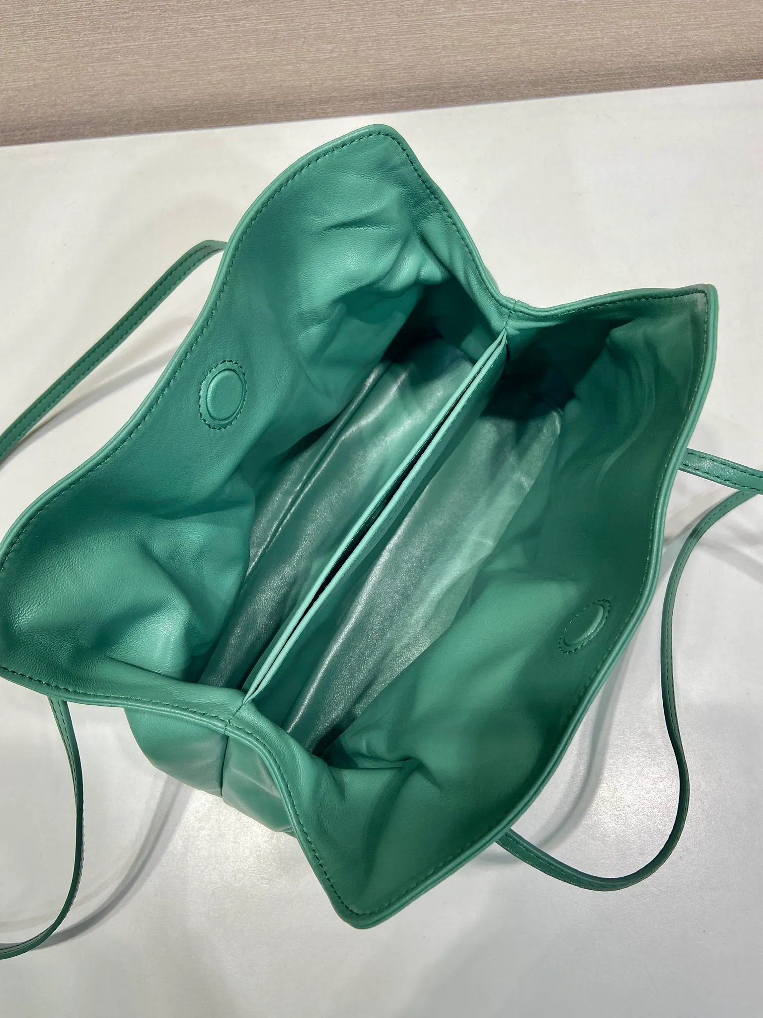 💰1500🎉New arrival cloud bag🎉1BG586🎉🎉 This one-shoulder cloud bag is made of imported sheepskin, and the interior is made of imported sheepskin. It feels very soft and comfortable👍👍The middle compartment pocket is designed with a suction buckle, top-grade hardware, and the upper body effect is very nice and fashionable😘😘. It has large capacity and is a timeless hot item🎉worth owning🎉🎉 Length 25x Height 17.5x Bottom 11.5cm🎉🎉🎉💰💰💰
