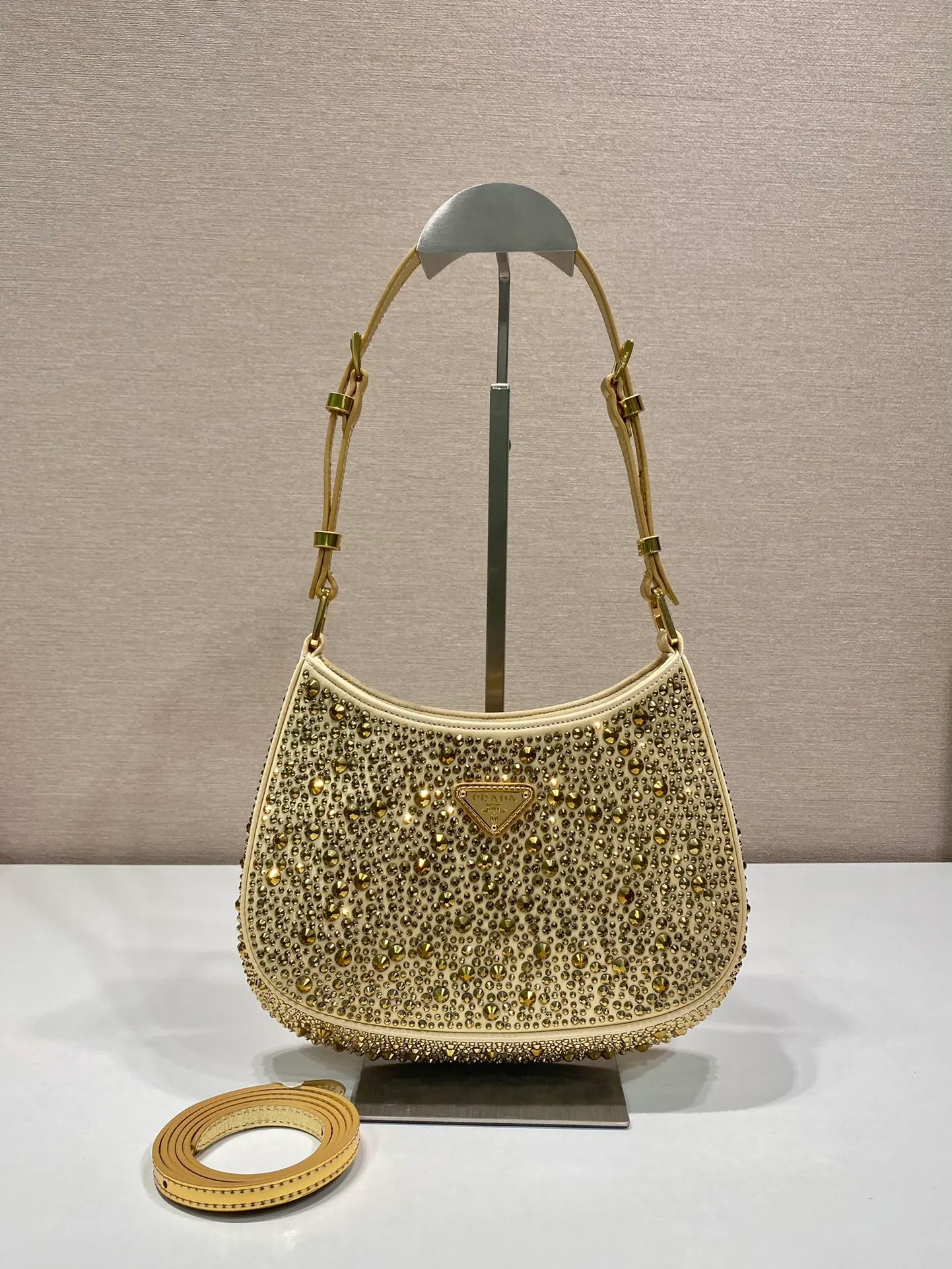 💰1260🎉Gypsophila underarm bag🎉1BC169 😘😘2023 Gold This Cleo satin handbag is covered with sparkling imported crystals of different sizes. It has two adjustable and interchangeable cowhide shoulder straps for easy shoulder/cross-body design, giving it a refined charm. The retro curved silhouette is unique. This gypsophila underbelly bag appears to be more feminine, elegant and modern. So beautiful😘Everywhere you go, you will turn heads👏Hurry up and get it😘😘 Length 22x height 18.5x base 4.5cm👏👏👏🎉🎉🎉