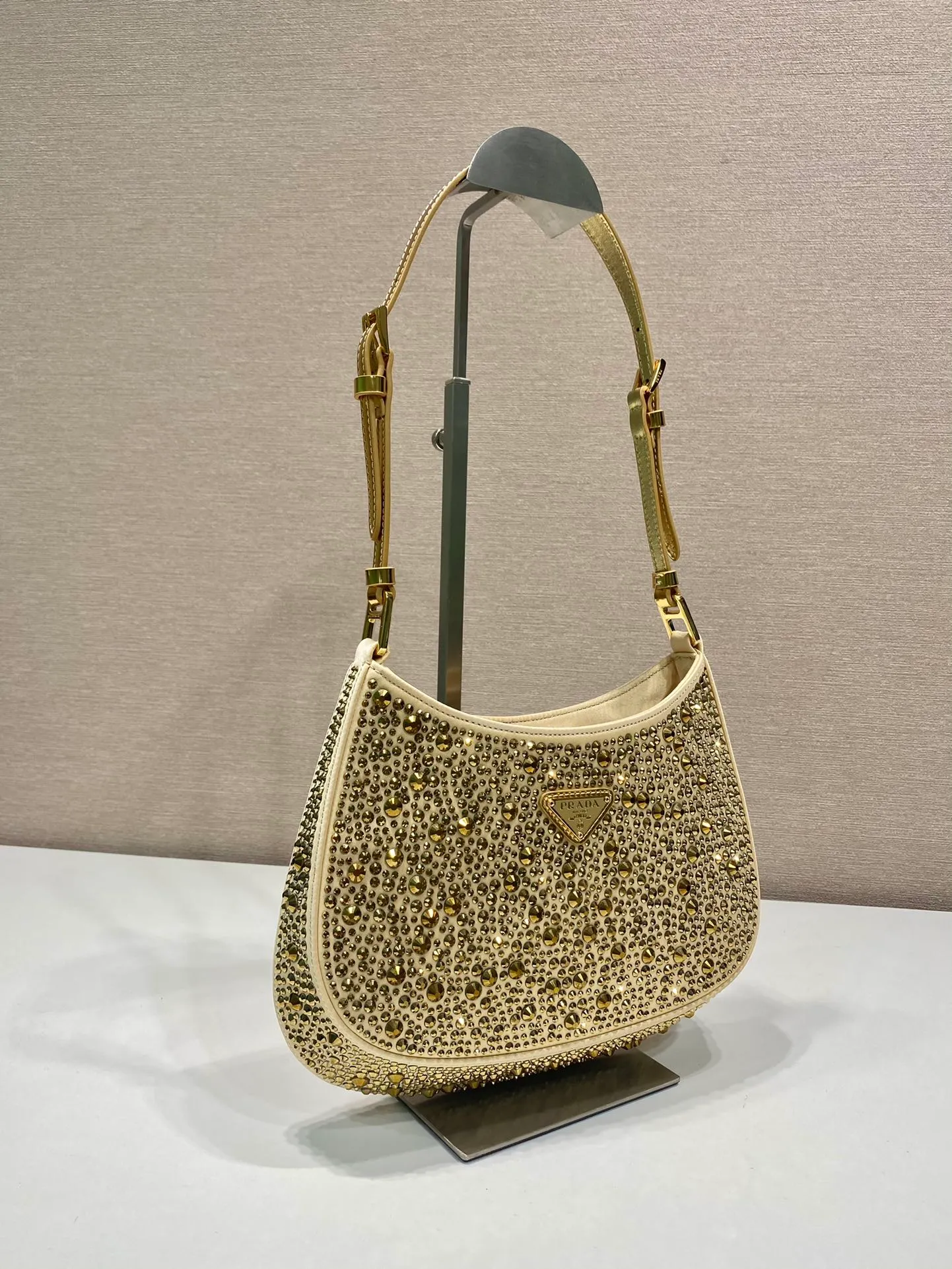 💰1260🎉Gypsophila underarm bag🎉1BC169 😘😘2023 Gold This Cleo satin handbag is covered with sparkling imported crystals of different sizes. It has two adjustable and interchangeable cowhide shoulder straps for easy shoulder/cross-body design, giving it a refined charm. The retro curved silhouette is unique. This gypsophila underbelly bag appears to be more feminine, elegant and modern. So beautiful😘Everywhere you go, you will turn heads👏Hurry up and get it😘😘 Length 22x height 18.5x base 4.5cm👏👏👏🎉🎉🎉