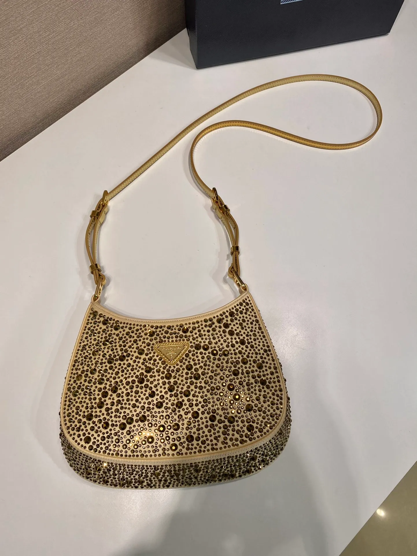 💰1260🎉Gypsophila underarm bag🎉1BC169 😘😘2023 Gold This Cleo satin handbag is covered with sparkling imported crystals of different sizes. It has two adjustable and interchangeable cowhide shoulder straps for easy shoulder/cross-body design, giving it a refined charm. The retro curved silhouette is unique. This gypsophila underbelly bag appears to be more feminine, elegant and modern. So beautiful😘Everywhere you go, you will turn heads👏Hurry up and get it😘😘 Length 22x height 18.5x base 4.5cm👏👏👏🎉🎉🎉