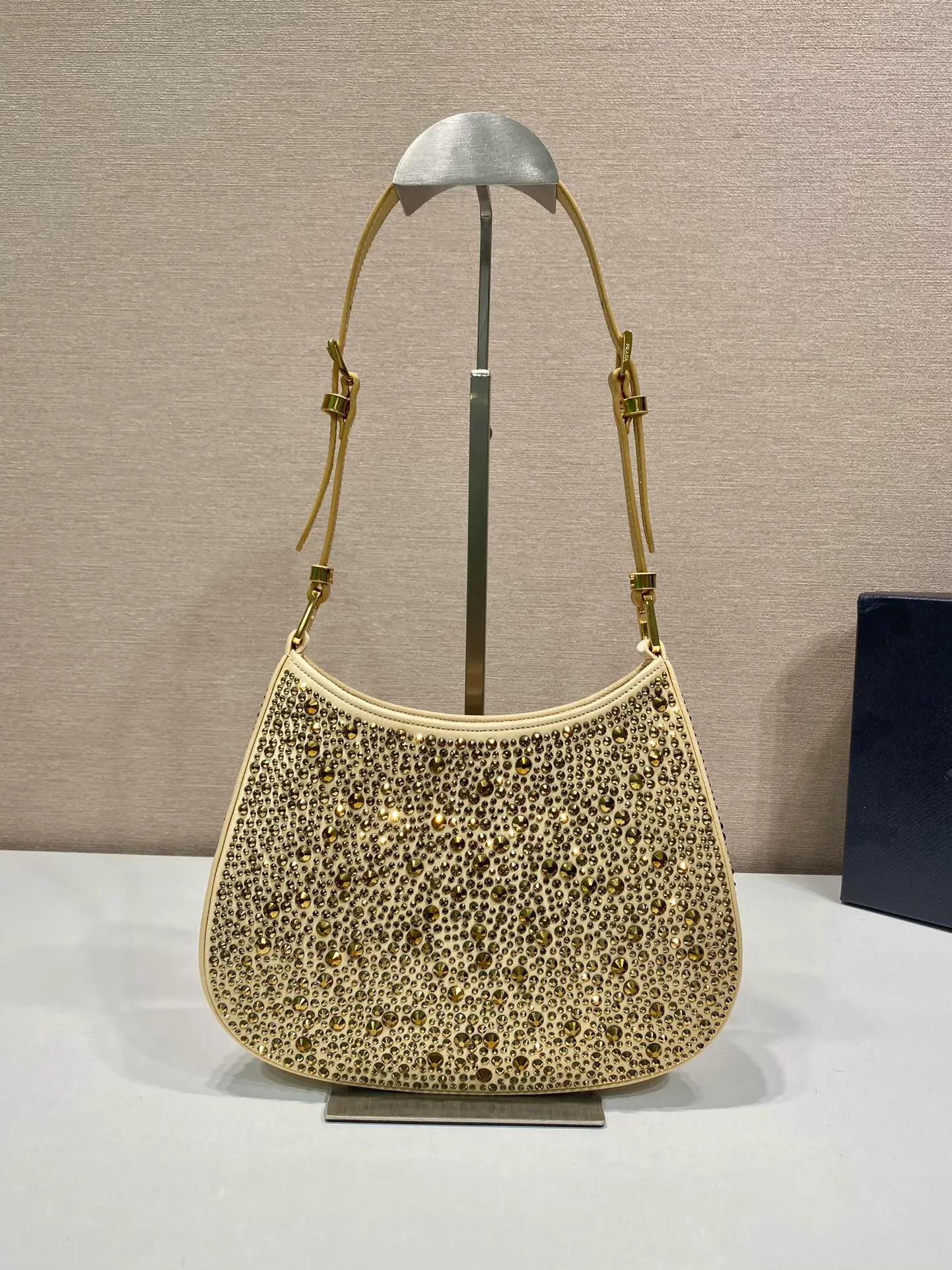 💰1260🎉Gypsophila underarm bag🎉1BC169 😘😘2023 Gold This Cleo satin handbag is covered with sparkling imported crystals of different sizes. It has two adjustable and interchangeable cowhide shoulder straps for easy shoulder/cross-body design, giving it a refined charm. The retro curved silhouette is unique. This gypsophila underbelly bag appears to be more feminine, elegant and modern. So beautiful😘Everywhere you go, you will turn heads👏Hurry up and get it😘😘 Length 22x height 18.5x base 4.5cm👏👏👏🎉🎉🎉