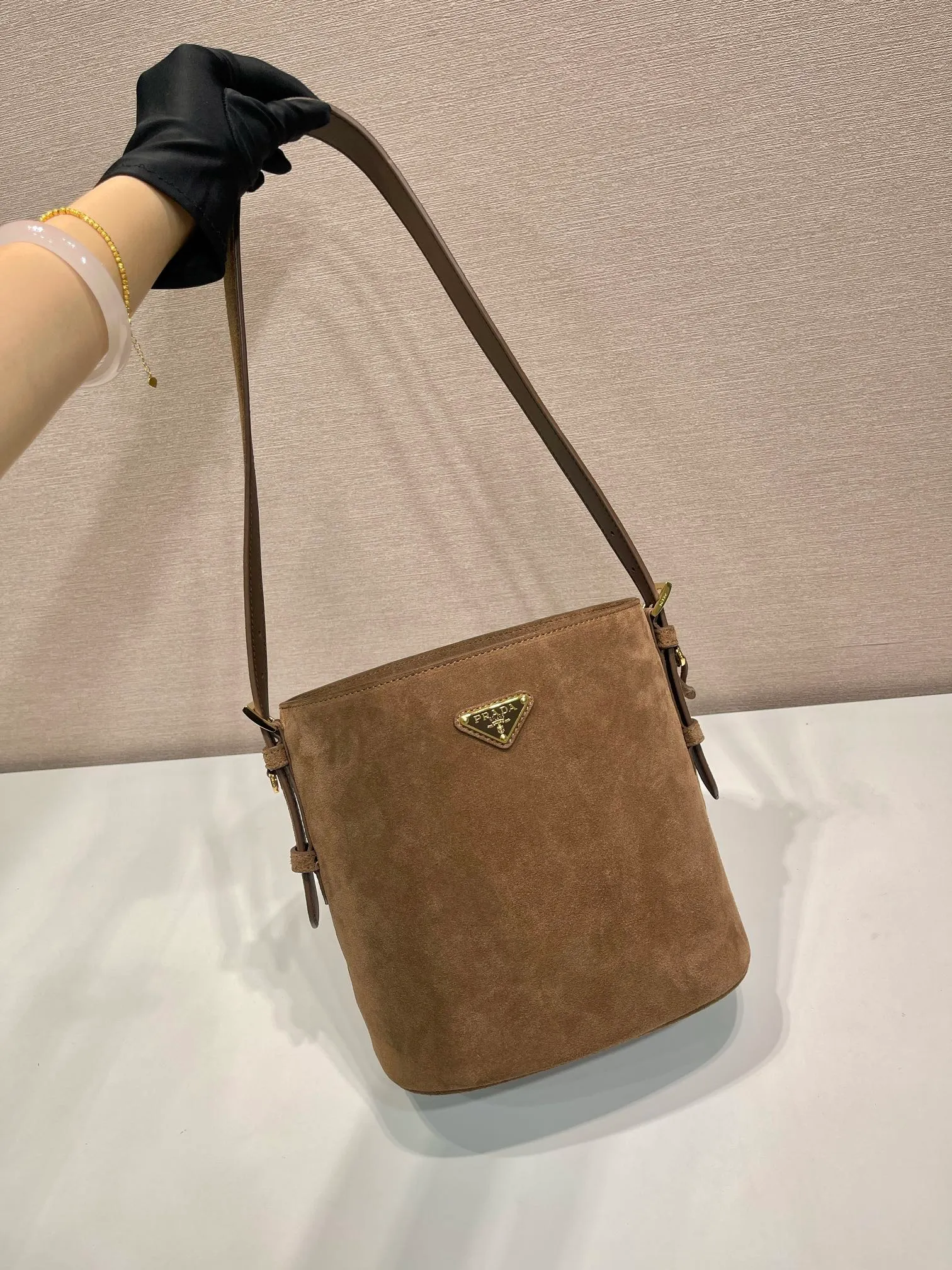 💰1440🎉New bucket bag🎉1BE078 suede leather🎉🎉 This flexible and easy-to-wear bucket bag has a minimalist design and is made of soft suede leather. The shoulder straps are adjustable and equipped with imported sheepskin inside. It has a large space and the upper body effect is fashionable. It is a must-have in winter and is worth owning👏👏👏 Length 22x Height 22x Bottom 13cm🎉🎉🎉👏👏👏