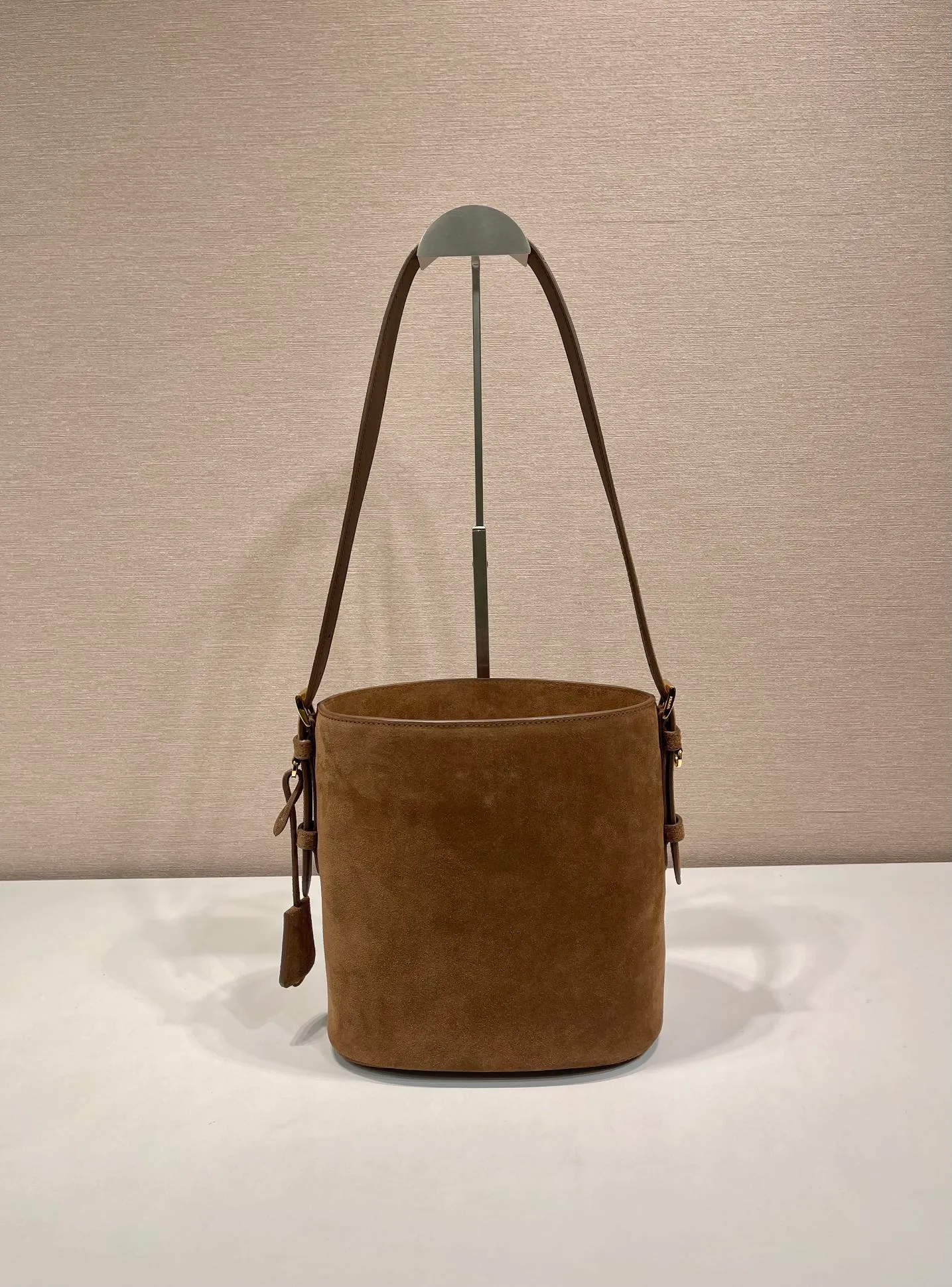 💰1440🎉New bucket bag🎉1BE078 suede leather🎉🎉 This flexible and easy-to-wear bucket bag has a minimalist design and is made of soft suede leather. The shoulder straps are adjustable and equipped with imported sheepskin inside. It has a large space and the upper body effect is fashionable. It is a must-have in winter and is worth owning👏👏👏 Length 22x Height 22x Bottom 13cm🎉🎉🎉👏👏👏