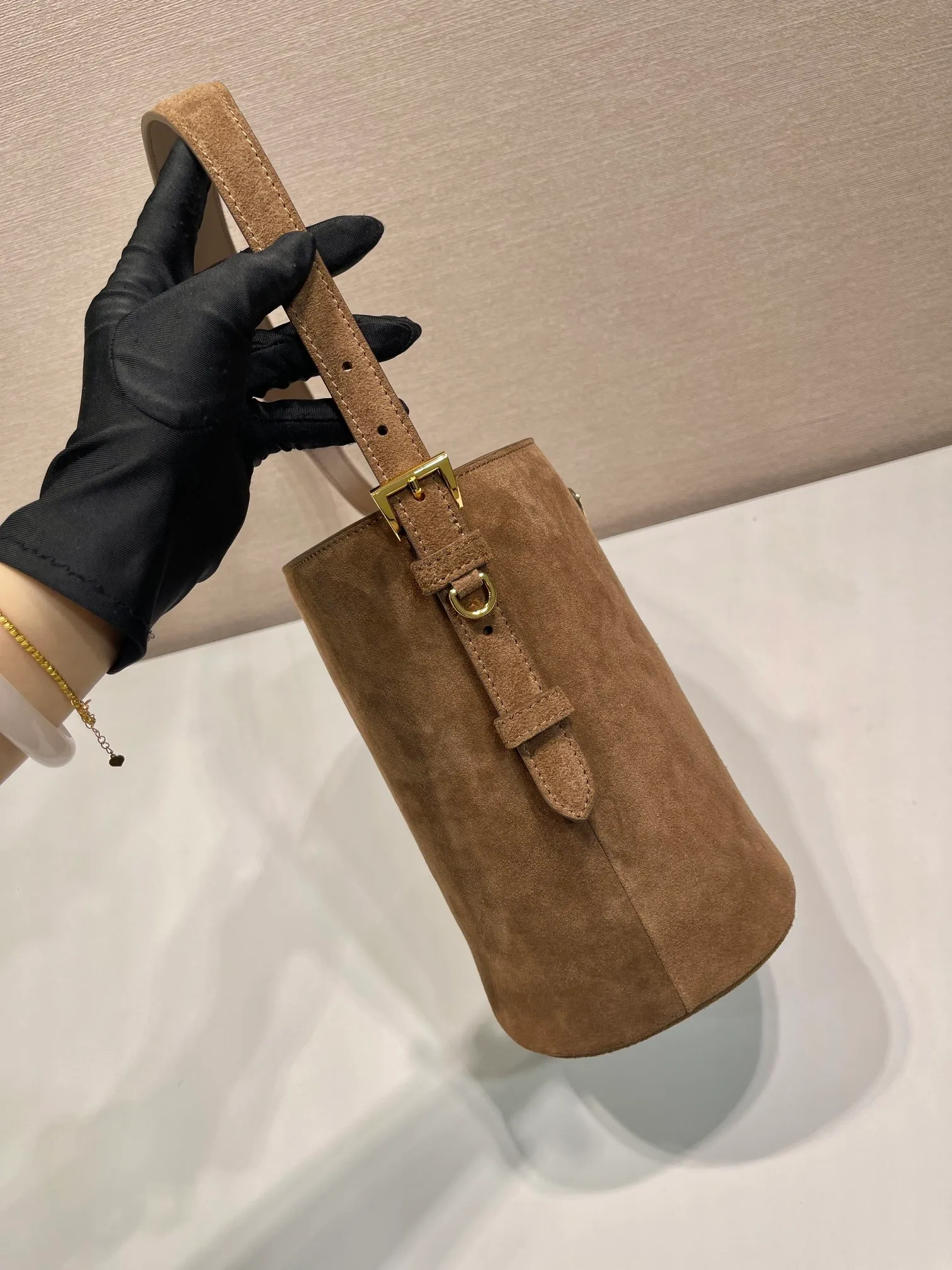 💰1440🎉New bucket bag🎉1BE078 suede leather🎉🎉 This flexible and easy-to-wear bucket bag has a minimalist design and is made of soft suede leather. The shoulder straps are adjustable and equipped with imported sheepskin inside. It has a large space and the upper body effect is fashionable. It is a must-have in winter and is worth owning👏👏👏 Length 22x Height 22x Bottom 13cm🎉🎉🎉👏👏👏