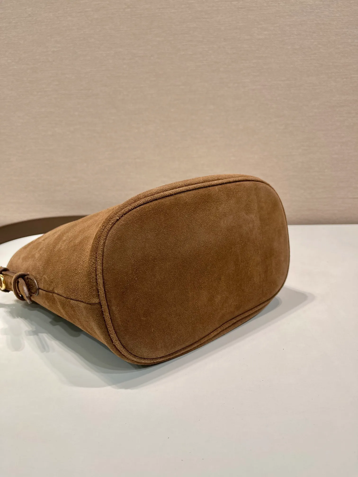 💰1440🎉New bucket bag🎉1BE078 suede leather🎉🎉 This flexible and easy-to-wear bucket bag has a minimalist design and is made of soft suede leather. The shoulder straps are adjustable and equipped with imported sheepskin inside. It has a large space and the upper body effect is fashionable. It is a must-have in winter and is worth owning👏👏👏 Length 22x Height 22x Bottom 13cm🎉🎉🎉👏👏👏