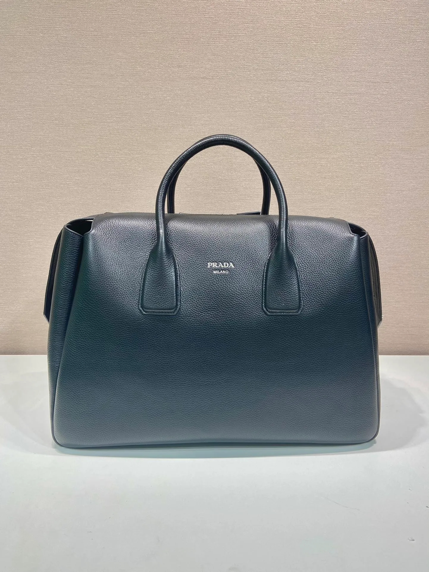 P2300🎉New travel bag🎉2VC035🎉🎉 This double handle leather travel bag is made of imported calfskin, which has a super soft feel and look. It has a hot-stamped logo on the front. Zipper closure. Internal compartment with zippered pocket. Re-Nylon recycled nylon logo lining. Enameled metal triangle logo on both sides of the zipper strap. A must-have for travel, very popular, and a popular style that will never go out of style🎉🎉 Length 50x Height 33x Bottom 19cm🎉🎉🎉💰💰💰