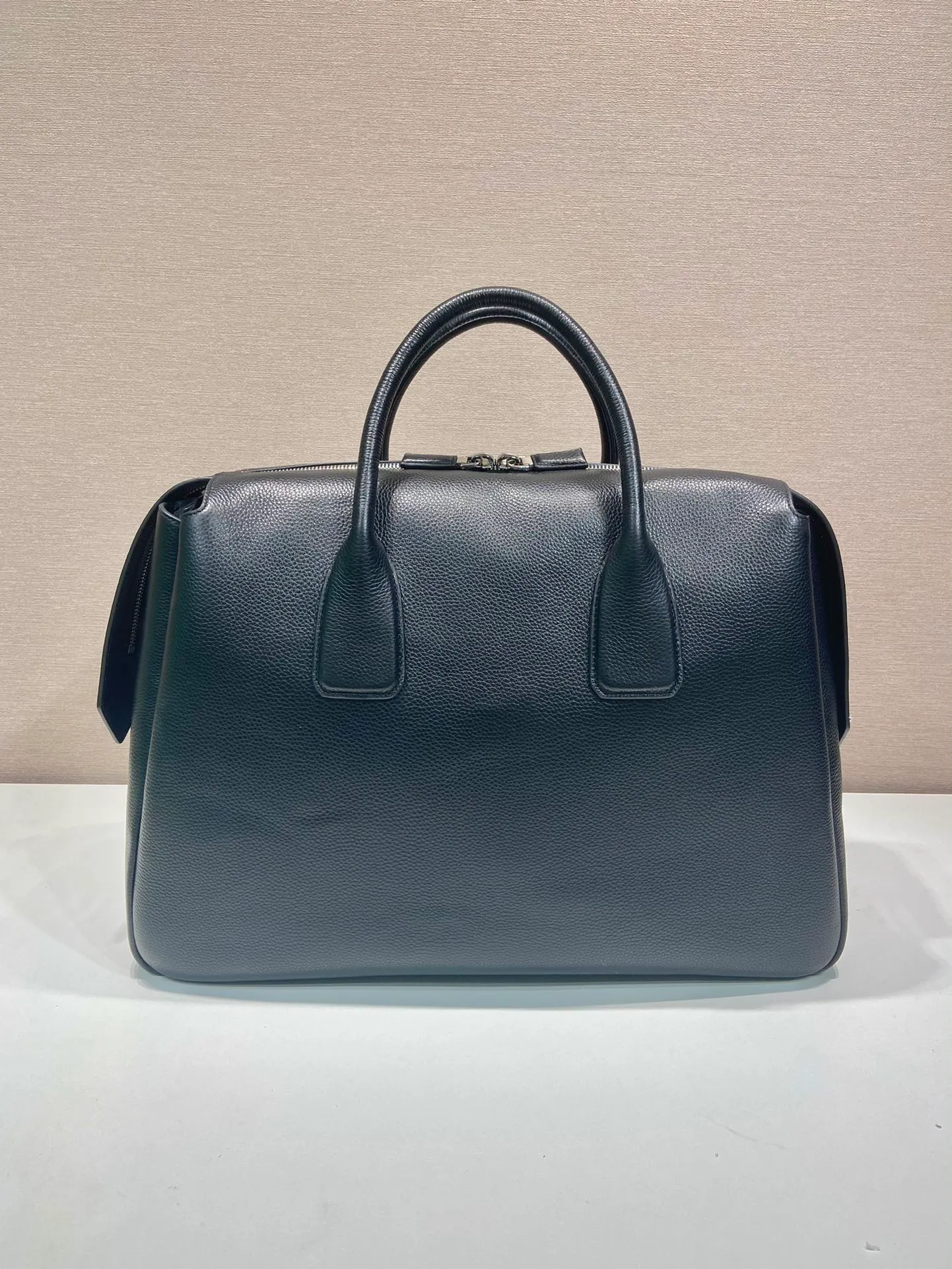 P2300🎉New travel bag🎉2VC035🎉🎉 This double handle leather travel bag is made of imported calfskin, which has a super soft feel and look. It has a hot-stamped logo on the front. Zipper closure. Internal compartment with zippered pocket. Re-Nylon recycled nylon logo lining. Enameled metal triangle logo on both sides of the zipper strap. A must-have for travel, very popular, and a popular style that will never go out of style🎉🎉 Length 50x Height 33x Bottom 19cm🎉🎉🎉💰💰💰