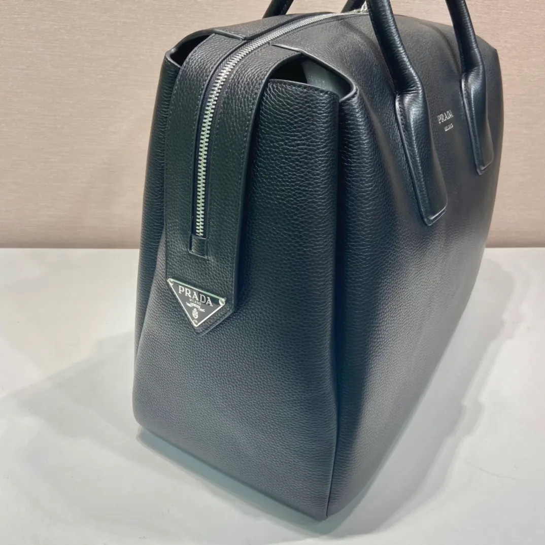 P2300🎉New travel bag🎉2VC035🎉🎉 This double handle leather travel bag is made of imported calfskin, which has a super soft feel and look. It has a hot-stamped logo on the front. Zipper closure. Internal compartment with zippered pocket. Re-Nylon recycled nylon logo lining. Enameled metal triangle logo on both sides of the zipper strap. A must-have for travel, very popular, and a popular style that will never go out of style🎉🎉 Length 50x Height 33x Bottom 19cm🎉🎉🎉💰💰💰