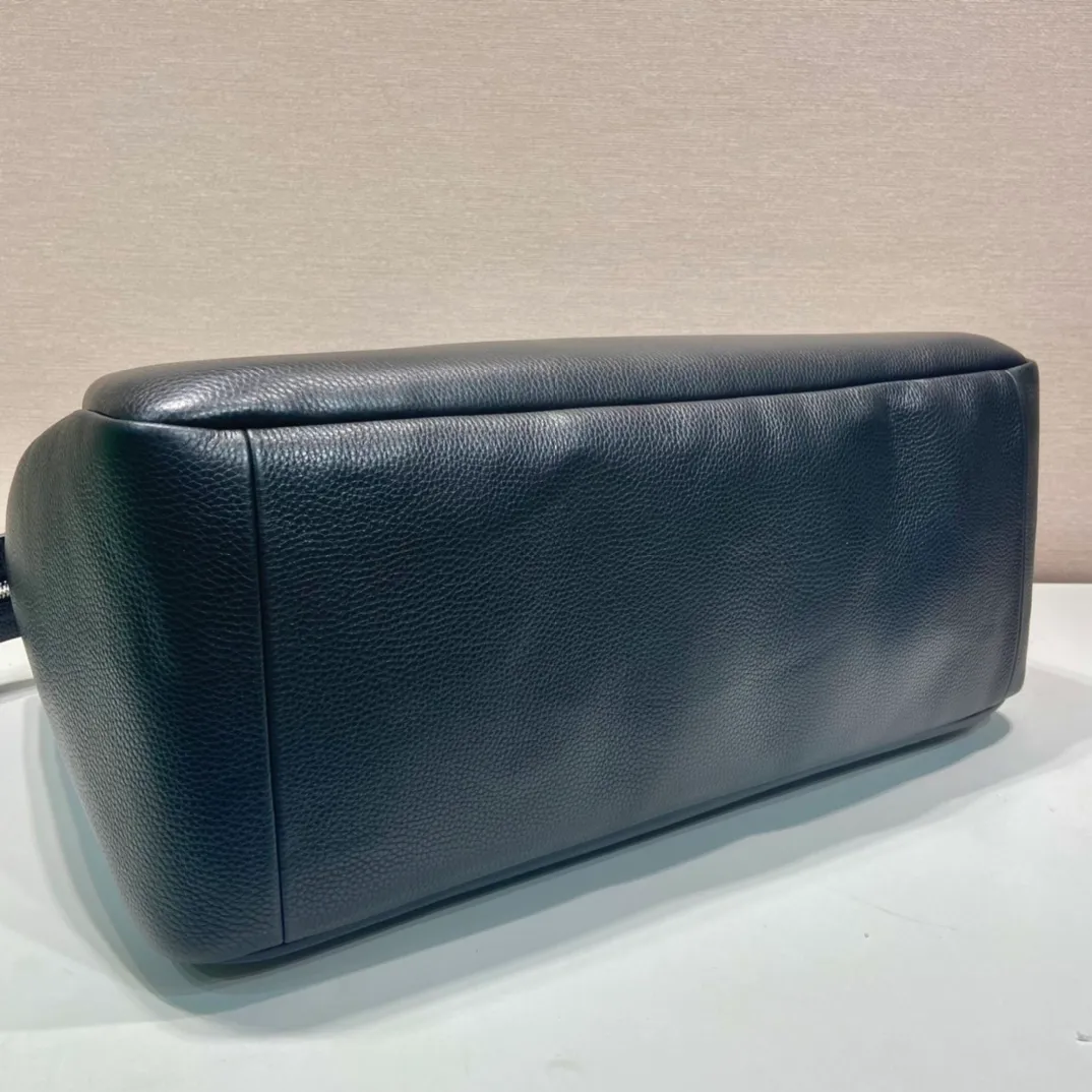 P2300🎉New travel bag🎉2VC035🎉🎉 This double handle leather travel bag is made of imported calfskin, which has a super soft feel and look. It has a hot-stamped logo on the front. Zipper closure. Internal compartment with zippered pocket. Re-Nylon recycled nylon logo lining. Enameled metal triangle logo on both sides of the zipper strap. A must-have for travel, very popular, and a popular style that will never go out of style🎉🎉 Length 50x Height 33x Bottom 19cm🎉🎉🎉💰💰💰