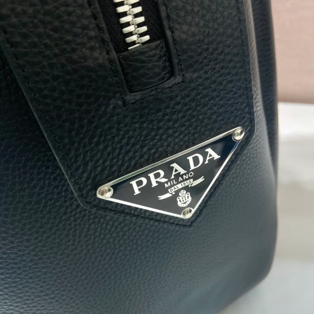 P2300🎉New travel bag🎉2VC035🎉🎉 This double handle leather travel bag is made of imported calfskin, which has a super soft feel and look. It has a hot-stamped logo on the front. Zipper closure. Internal compartment with zippered pocket. Re-Nylon recycled nylon logo lining. Enameled metal triangle logo on both sides of the zipper strap. A must-have for travel, very popular, and a popular style that will never go out of style🎉🎉 Length 50x Height 33x Bottom 19cm🎉🎉🎉💰💰💰