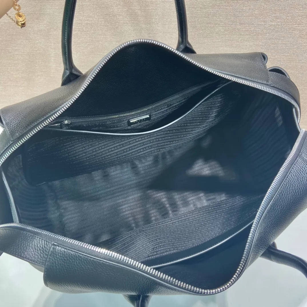 P2300🎉New travel bag🎉2VC035🎉🎉 This double handle leather travel bag is made of imported calfskin, which has a super soft feel and look. It has a hot-stamped logo on the front. Zipper closure. Internal compartment with zippered pocket. Re-Nylon recycled nylon logo lining. Enameled metal triangle logo on both sides of the zipper strap. A must-have for travel, very popular, and a popular style that will never go out of style🎉🎉 Length 50x Height 33x Bottom 19cm🎉🎉🎉💰💰💰