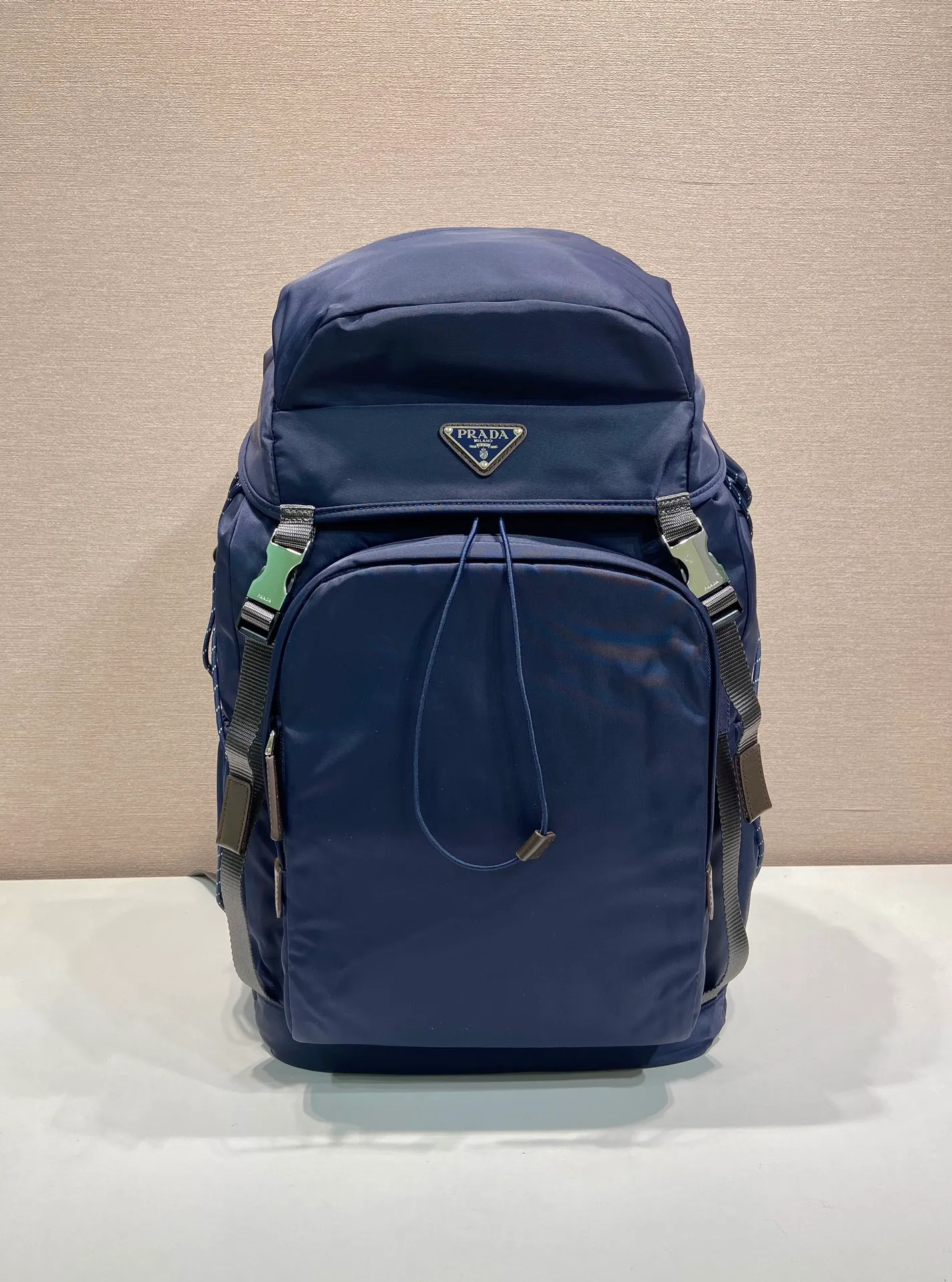 💰1760🎉New Backpack🎉🎉2VZ123 Mountaineering Bag🎉🎉 Inspired by hiking style, this Re-Nylon backpack combines urban style with outdoor elements. The roomy design features leather trim, multiple exterior and interior pockets, and a comfortable padded mesh back. Technical details combine functionality and decoration to complete the modern, sporty accessory. Equipped with adjustable trim details, leather handle, drawstring at the pocket, flap and side buckle fastening, four outer zipper pockets and two drawstring bottle pockets, internal zipper pockets and double patch pockets. The upper body effect is very cool, and it is another timeless hot style🎉🎉Hurry up and get it🎉🎉 Length 28x Height 46x Bottom 22cm🎉🎉🎉💰💰💰