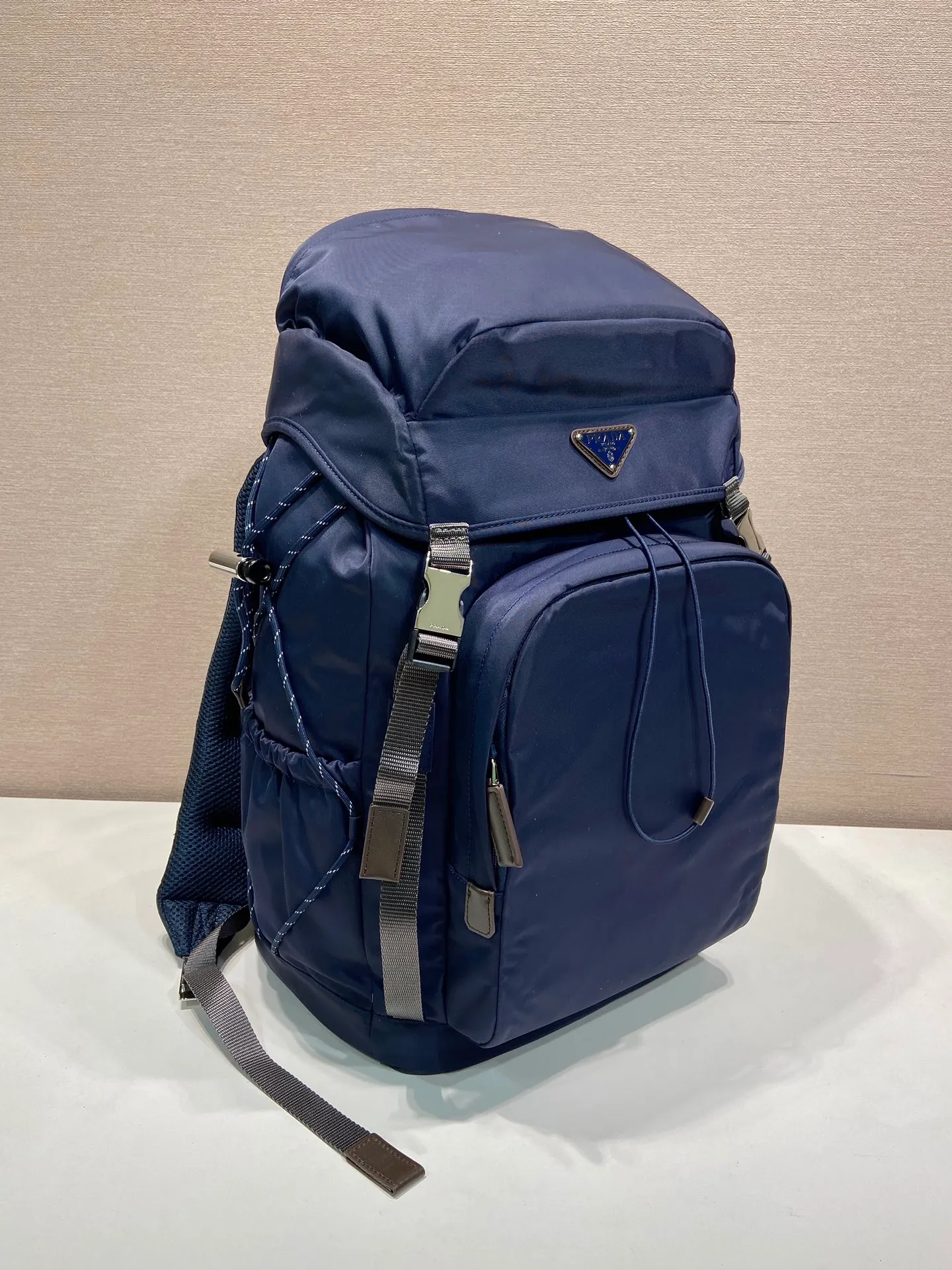 💰1760🎉New Backpack🎉🎉2VZ123 Mountaineering Bag🎉🎉 Inspired by hiking style, this Re-Nylon backpack combines urban style with outdoor elements. The roomy design features leather trim, multiple exterior and interior pockets, and a comfortable padded mesh back. Technical details combine functionality and decoration to complete the modern, sporty accessory. Equipped with adjustable trim details, leather handle, drawstring at the pocket, flap and side buckle fastening, four outer zipper pockets and two drawstring bottle pockets, internal zipper pockets and double patch pockets. The upper body effect is very cool, and it is another timeless hot style🎉🎉Hurry up and get it🎉🎉 Length 28x Height 46x Bottom 22cm🎉🎉🎉💰💰💰