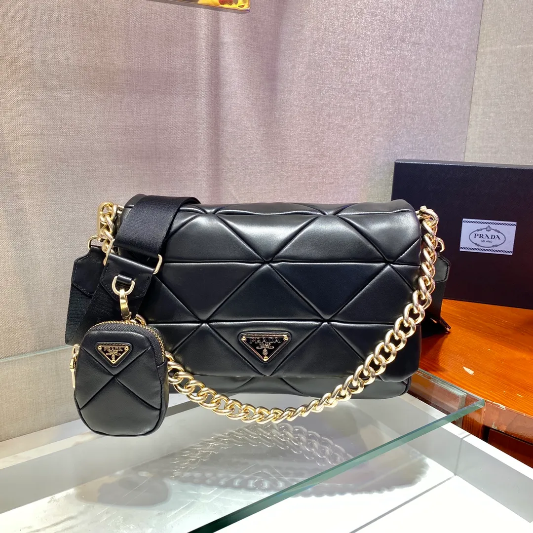 💰1900🎉New three-in-one🎉1BD291 sheepskin large size🎉Large size👏👏This three-in-one women's bag is made of imported fetal sheepskin, top nostalgic light gold🎉🎉Purely handmade rhombus splicing pattern design, it looks particularly unique and elegant, and it can be used three times in one bag. It can be carried on one shoulder or across the body👍👍My favorite is the small coin purse. Now the design has been upgraded and can be hung on the left and right sides🙊🙊This very feminine design inspiration looks simple, elegant and elegant, and it is a three-in-one that will never go out of style😘😘Women are always pursuing perfection😘😘Hurry up and get it👏👏 Length 28x Height 18x Bottom 7.5cm