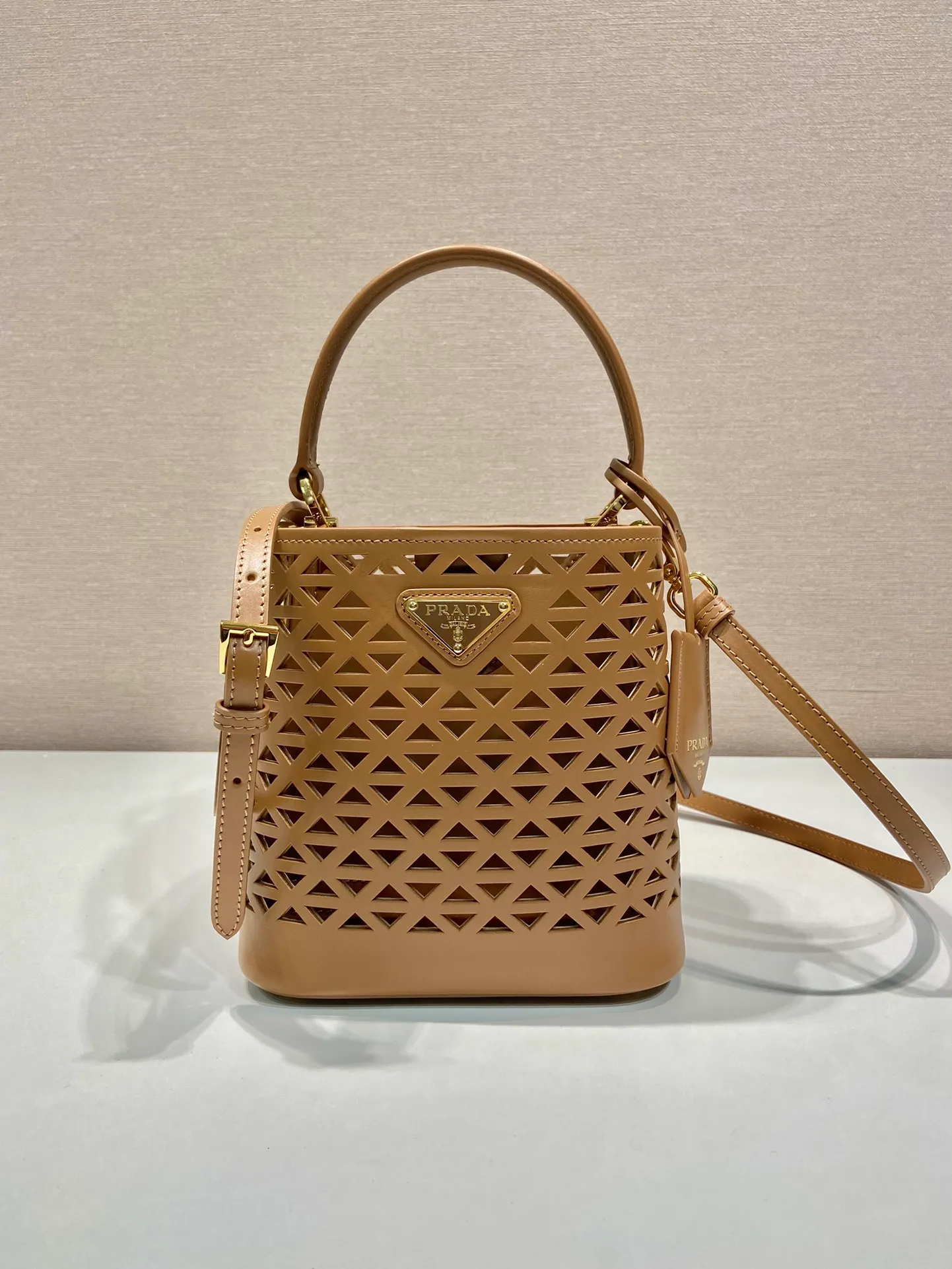 💰1640🎉Skeleton Bucket Bag🎉1BA217 Skeleton🎉🎉 This hollow bucket bag transforms the classic triangle into a modernist geometric pattern, injecting vitality into the elegant design. It has a compact shape and a detachable shoulder strap, suitable for hand or shoulder carry. It is made of laser-cut patterned leather, adding a touch of summer lightness and unique style. Sophisticated and elegant, it features a leather plaque and enameled metal triangle logo. The upper body effect is very fashionable and elegant, worth owning🎉🎉 Length 17x Height 18x ​​Bottom 10.5cm