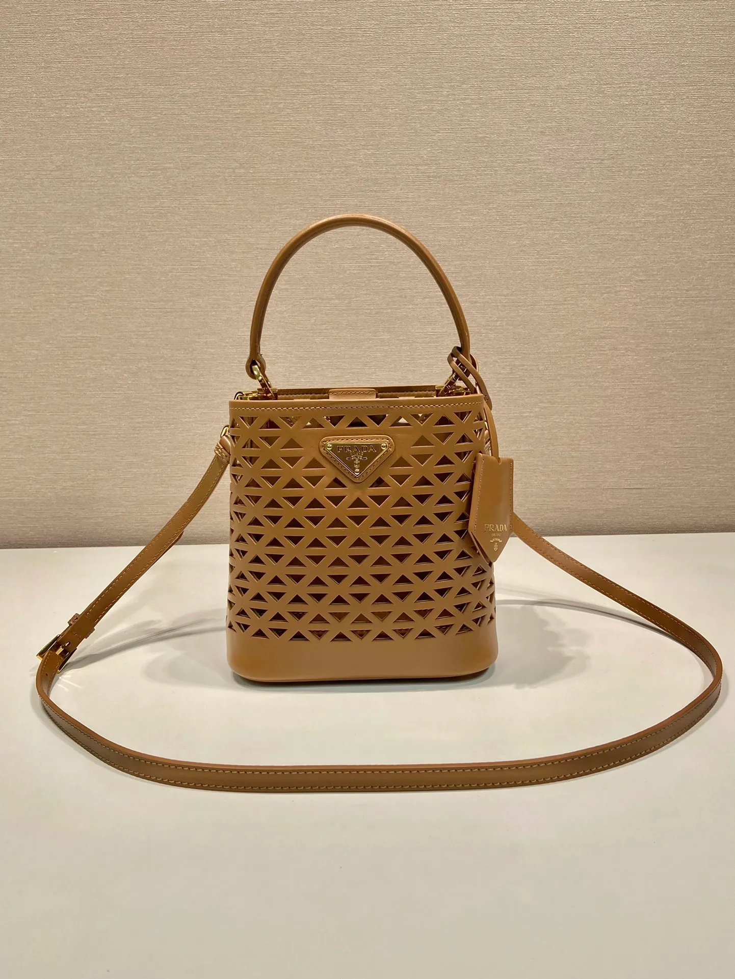 💰1640🎉Skeleton Bucket Bag🎉1BA217 Skeleton🎉🎉 This hollow bucket bag transforms the classic triangle into a modernist geometric pattern, injecting vitality into the elegant design. It has a compact shape and a detachable shoulder strap, suitable for hand or shoulder carry. It is made of laser-cut patterned leather, adding a touch of summer lightness and unique style. Sophisticated and elegant, it features a leather plaque and enameled metal triangle logo. The upper body effect is very fashionable and elegant, worth owning🎉🎉 Length 17x Height 18x ​​Bottom 10.5cm