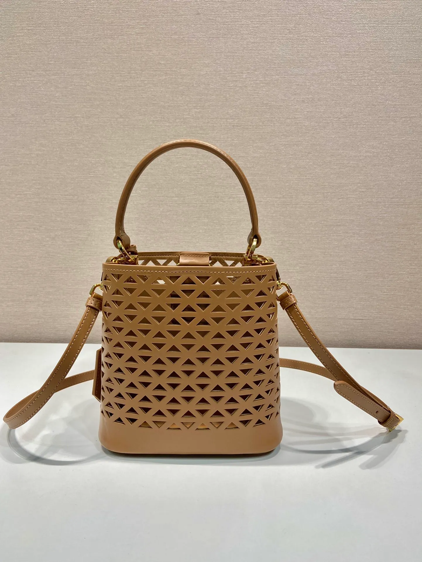 💰1640🎉Skeleton Bucket Bag🎉1BA217 Skeleton🎉🎉 This hollow bucket bag transforms the classic triangle into a modernist geometric pattern, injecting vitality into the elegant design. It has a compact shape and a detachable shoulder strap, suitable for hand or shoulder carry. It is made of laser-cut patterned leather, adding a touch of summer lightness and unique style. Sophisticated and elegant, it features a leather plaque and enameled metal triangle logo. The upper body effect is very fashionable and elegant, worth owning🎉🎉 Length 17x Height 18x ​​Bottom 10.5cm