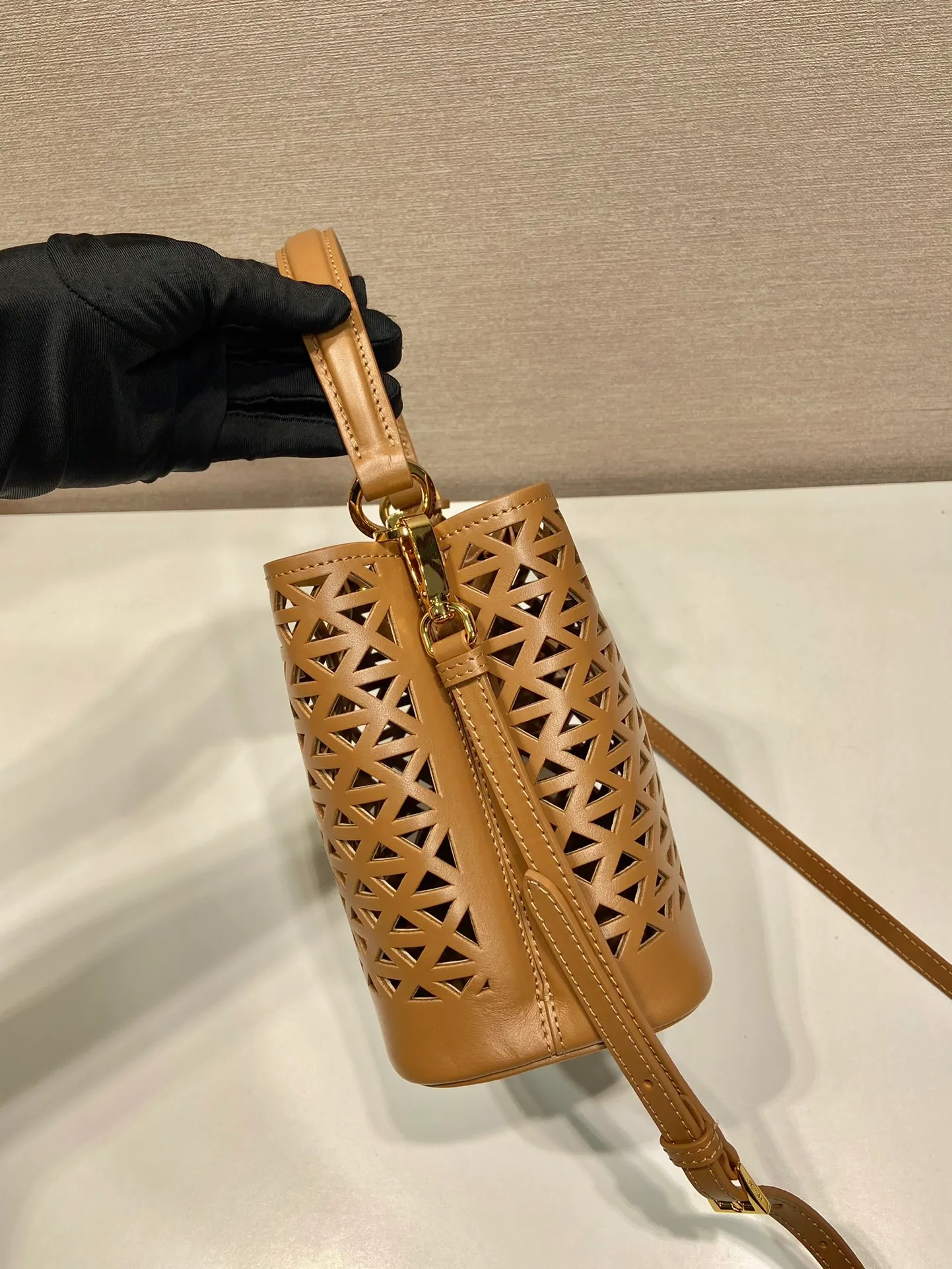 💰1640🎉Skeleton Bucket Bag🎉1BA217 Skeleton🎉🎉 This hollow bucket bag transforms the classic triangle into a modernist geometric pattern, injecting vitality into the elegant design. It has a compact shape and a detachable shoulder strap, suitable for hand or shoulder carry. It is made of laser-cut patterned leather, adding a touch of summer lightness and unique style. Sophisticated and elegant, it features a leather plaque and enameled metal triangle logo. The upper body effect is very fashionable and elegant, worth owning🎉🎉 Length 17x Height 18x ​​Bottom 10.5cm