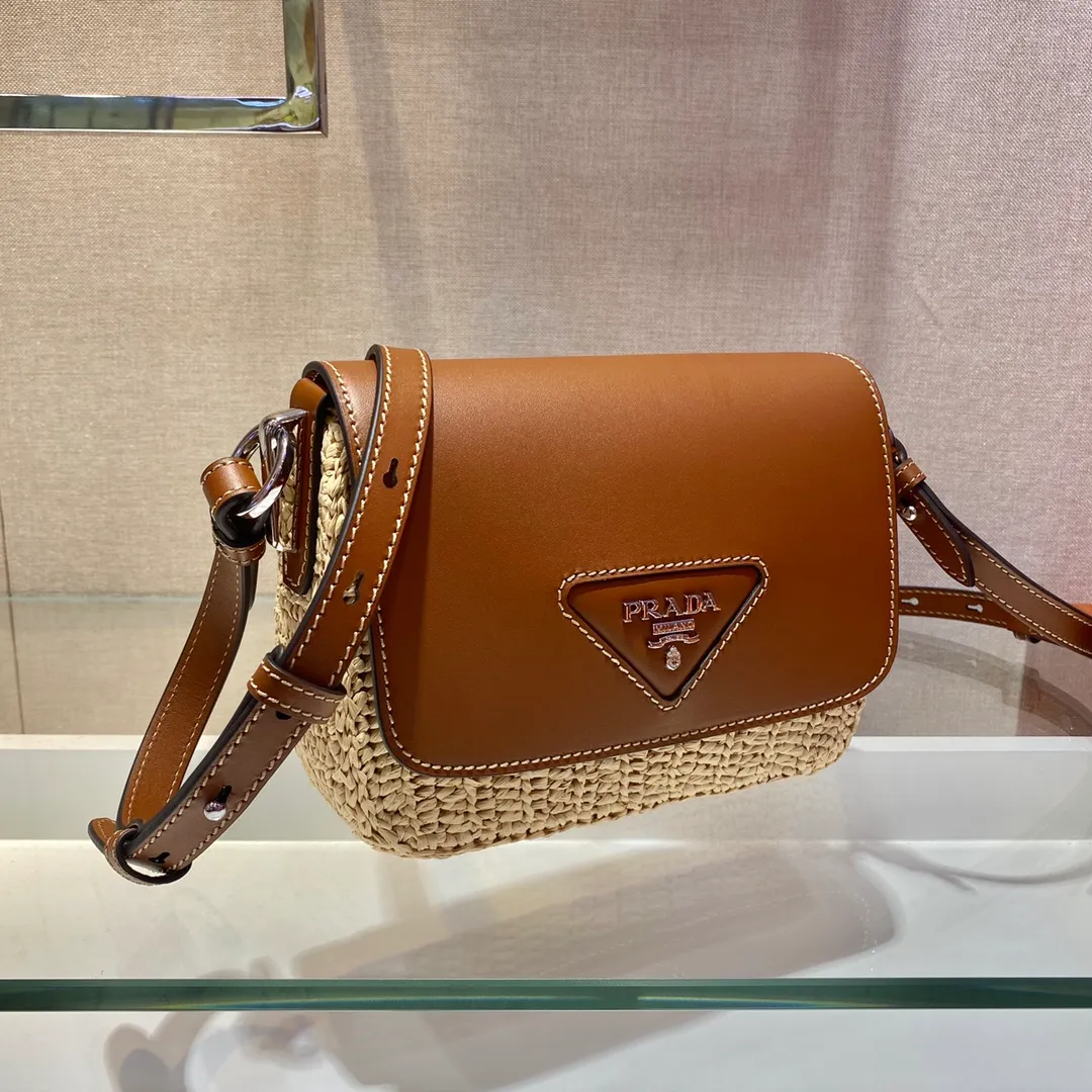 💰1640🎉Hot-selling straw bag🎉Made of high-end, fashionable and exquisite handmade bamboo weaving and imported cowhide leather👏👏Full of artistic flavor~Classic and retro, cowhide clamshell design, adjustable long shoulder strap, fashionable and modern noble charm😘😘An item that you can’t go wrong with daily wear with private clothes, natural style design As if you can breathe🙊🙊Lightweight/large space👍👍, cute appearance😘😘A popular straw style that will never go out of style, babies, hurry up and get it, it’s so beautiful🙊🙊 1BD243 length 20x height 15x bottom 6.5cm