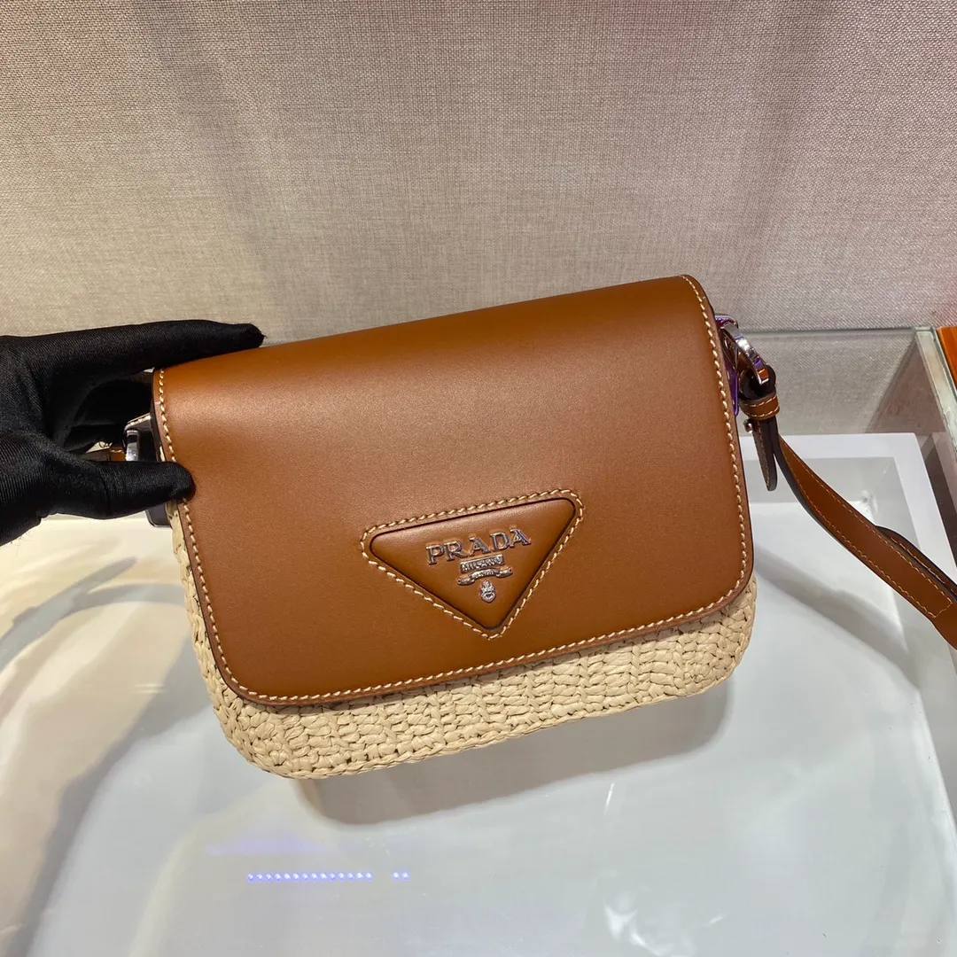 💰1640🎉Hot-selling straw bag🎉Made of high-end, fashionable and exquisite handmade bamboo weaving and imported cowhide leather👏👏Full of artistic flavor~Classic and retro, cowhide clamshell design, adjustable long shoulder strap, fashionable and modern noble charm😘😘An item that you can’t go wrong with daily wear with private clothes, natural style design As if you can breathe🙊🙊Lightweight/large space👍👍, cute appearance😘😘A popular straw style that will never go out of style, babies, hurry up and get it, it’s so beautiful🙊🙊 1BD243 length 20x height 15x bottom 6.5cm