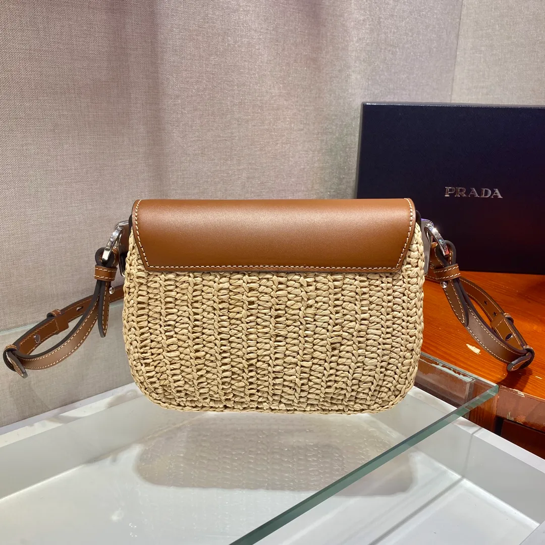 💰1640🎉Hot-selling straw bag🎉Made of high-end, fashionable and exquisite handmade bamboo weaving and imported cowhide leather👏👏Full of artistic flavor~Classic and retro, cowhide clamshell design, adjustable long shoulder strap, fashionable and modern noble charm😘😘An item that you can’t go wrong with daily wear with private clothes, natural style design As if you can breathe🙊🙊Lightweight/large space👍👍, cute appearance😘😘A popular straw style that will never go out of style, babies, hurry up and get it, it’s so beautiful🙊🙊 1BD243 length 20x height 15x bottom 6.5cm