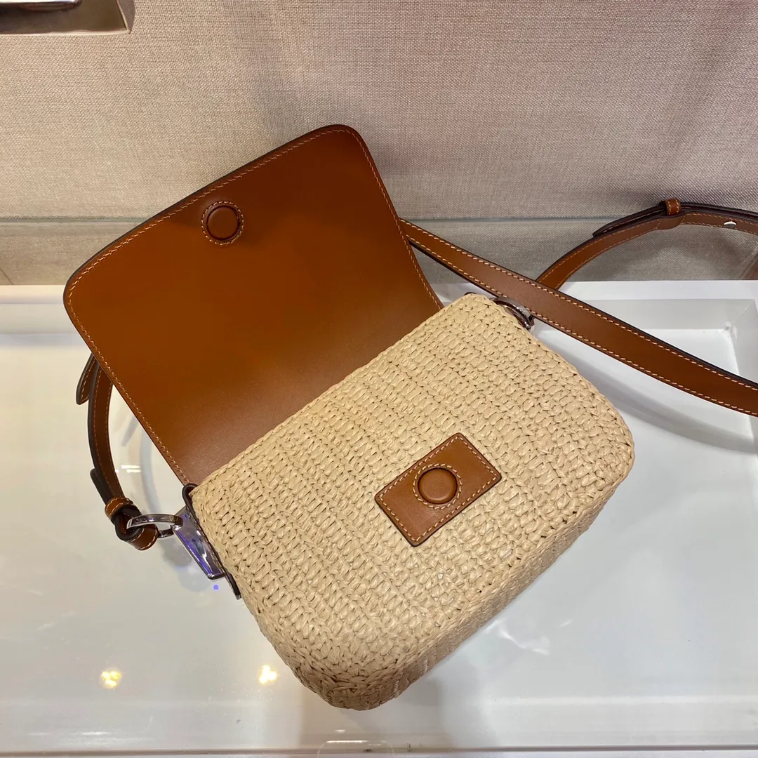 💰1640🎉Hot-selling straw bag🎉Made of high-end, fashionable and exquisite handmade bamboo weaving and imported cowhide leather👏👏Full of artistic flavor~Classic and retro, cowhide clamshell design, adjustable long shoulder strap, fashionable and modern noble charm😘😘An item that you can’t go wrong with daily wear with private clothes, natural style design As if you can breathe🙊🙊Lightweight/large space👍👍, cute appearance😘😘A popular straw style that will never go out of style, babies, hurry up and get it, it’s so beautiful🙊🙊 1BD243 length 20x height 15x bottom 6.5cm