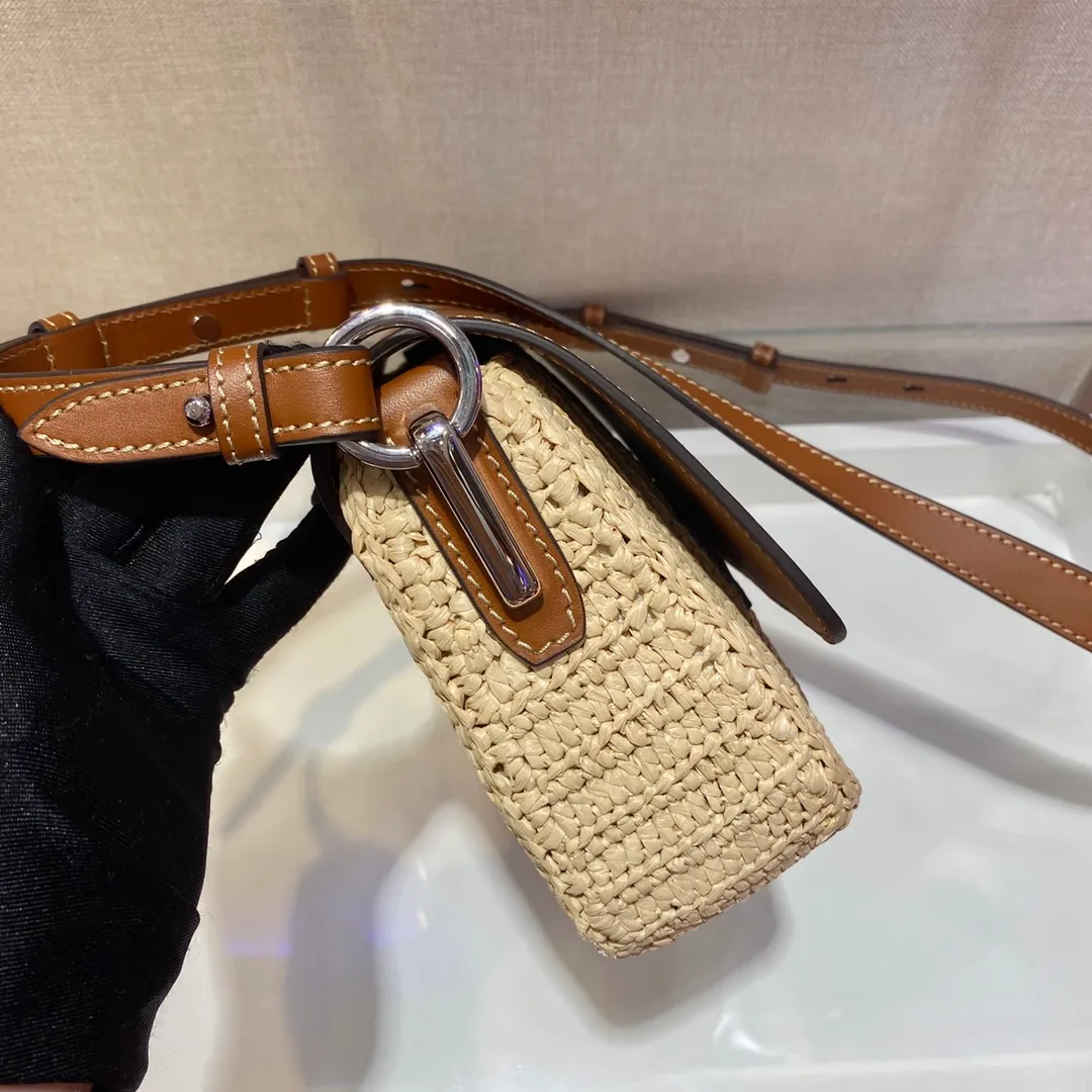 💰1640🎉Hot-selling straw bag🎉Made of high-end, fashionable and exquisite handmade bamboo weaving and imported cowhide leather👏👏Full of artistic flavor~Classic and retro, cowhide clamshell design, adjustable long shoulder strap, fashionable and modern noble charm😘😘An item that you can’t go wrong with daily wear with private clothes, natural style design As if you can breathe🙊🙊Lightweight/large space👍👍, cute appearance😘😘A popular straw style that will never go out of style, babies, hurry up and get it, it’s so beautiful🙊🙊 1BD243 length 20x height 15x bottom 6.5cm