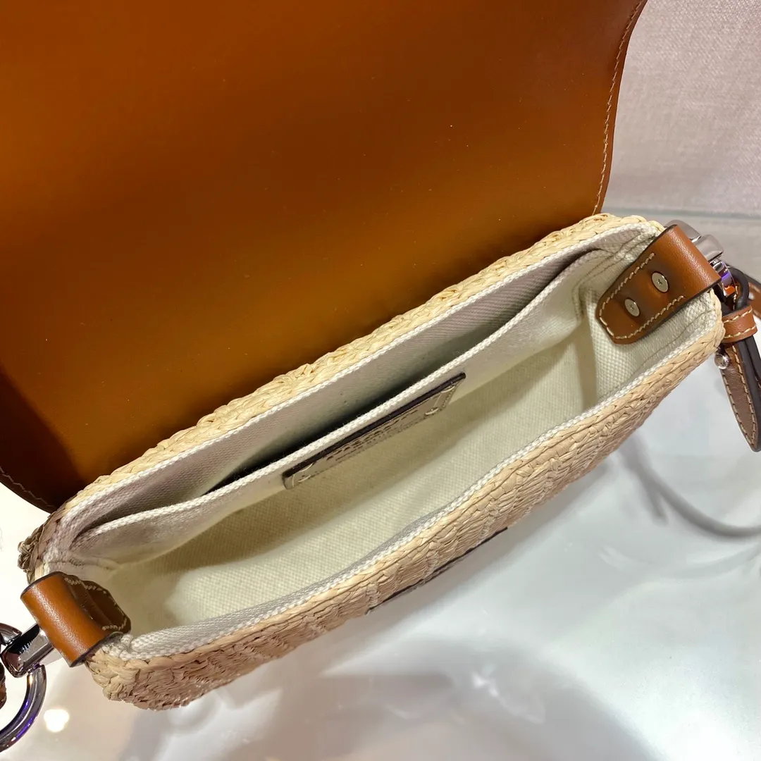 💰1640🎉Hot-selling straw bag🎉Made of high-end, fashionable and exquisite handmade bamboo weaving and imported cowhide leather👏👏Full of artistic flavor~Classic and retro, cowhide clamshell design, adjustable long shoulder strap, fashionable and modern noble charm😘😘An item that you can’t go wrong with daily wear with private clothes, natural style design As if you can breathe🙊🙊Lightweight/large space👍👍, cute appearance😘😘A popular straw style that will never go out of style, babies, hurry up and get it, it’s so beautiful🙊🙊 1BD243 length 20x height 15x bottom 6.5cm