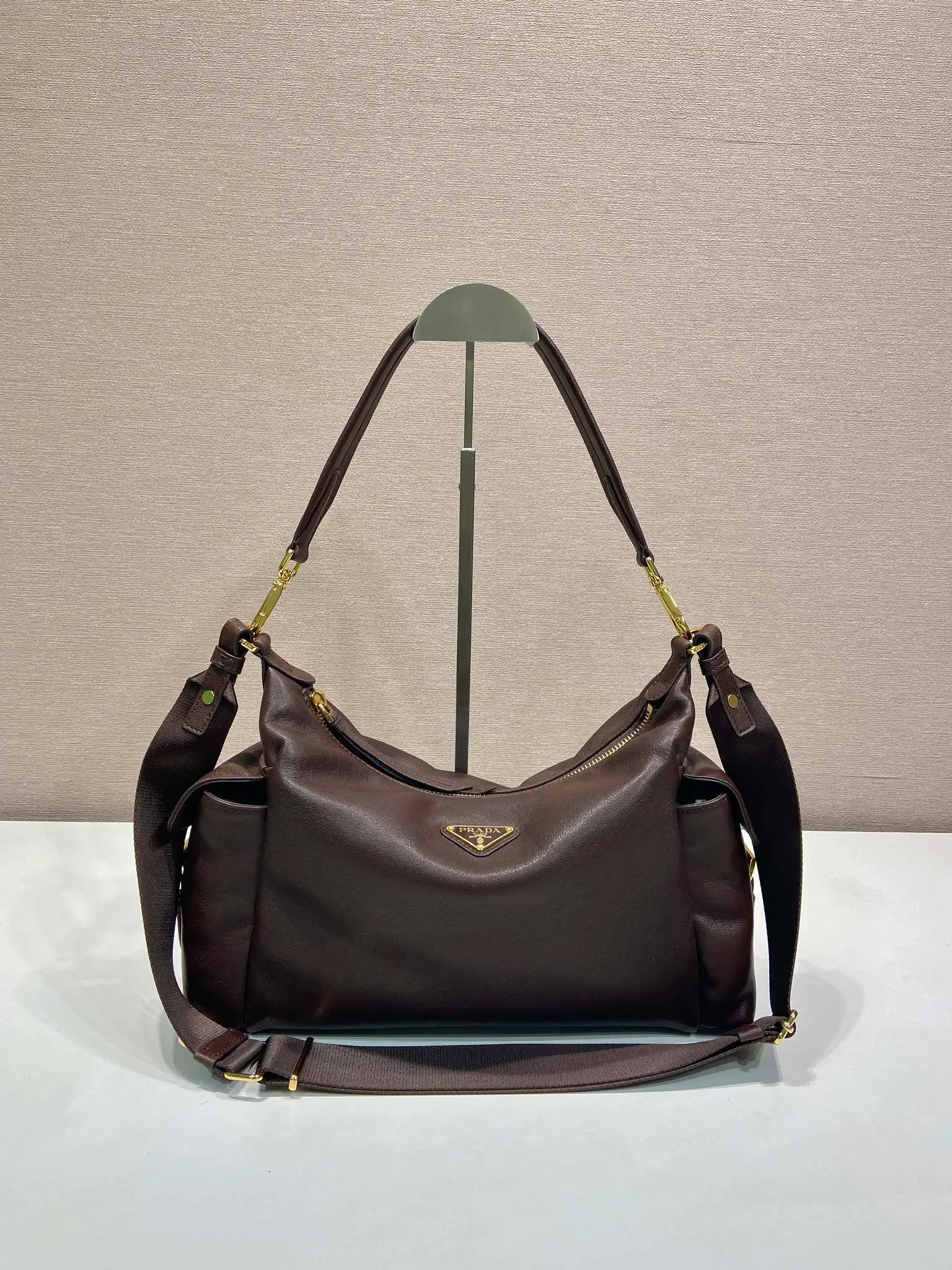 💰1700🎉New Sheepskin🎉1BC264 Discovery Bag🎉🎉 This Discovery Bag is made of imported vegetable soft sheepskin, with a soft outline and multiple pockets. Lightweight and practical, the Re-Nylon emphasizes the design's versatile style, while leather details and signature accents reflect the P family's handcrafted heritage. It comes with 2 removable, adjustable shoulder straps. The capacity is large and the upper body effect is very fashionable. Another hit that will never go out of style. Worth having! 🎉🎉 Length 32x Height 22x Bottom 11.5cm🎉🎉🎉💰💰💰
