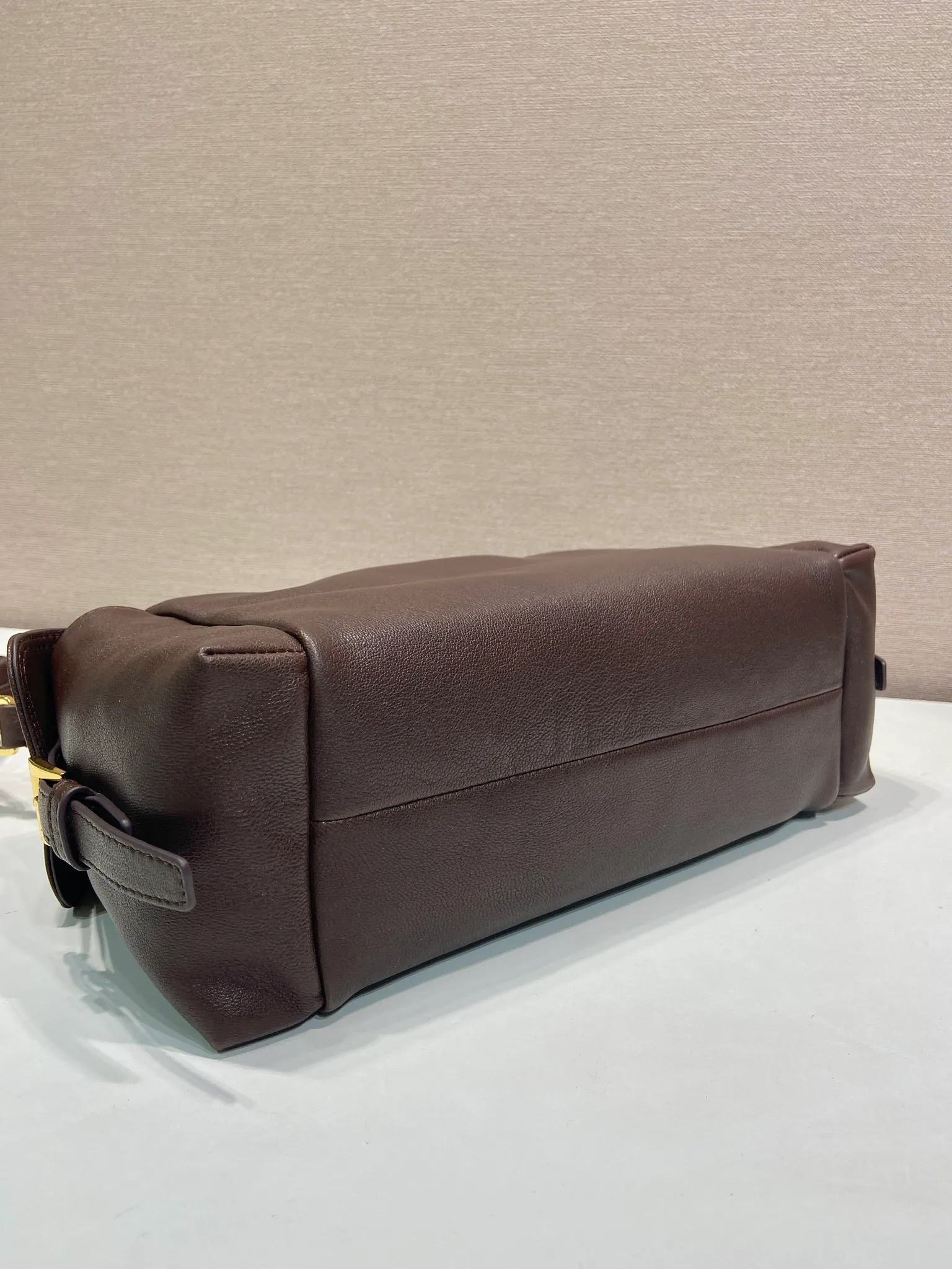💰1700🎉New Sheepskin🎉1BC264 Discovery Bag🎉🎉 This Discovery Bag is made of imported vegetable soft sheepskin, with a soft outline and multiple pockets. Lightweight and practical, the Re-Nylon emphasizes the design's versatile style, while leather details and signature accents reflect the P family's handcrafted heritage. It comes with 2 removable, adjustable shoulder straps. The capacity is large and the upper body effect is very fashionable. Another hit that will never go out of style. Worth having! 🎉🎉 Length 32x Height 22x Bottom 11.5cm🎉🎉🎉💰💰💰