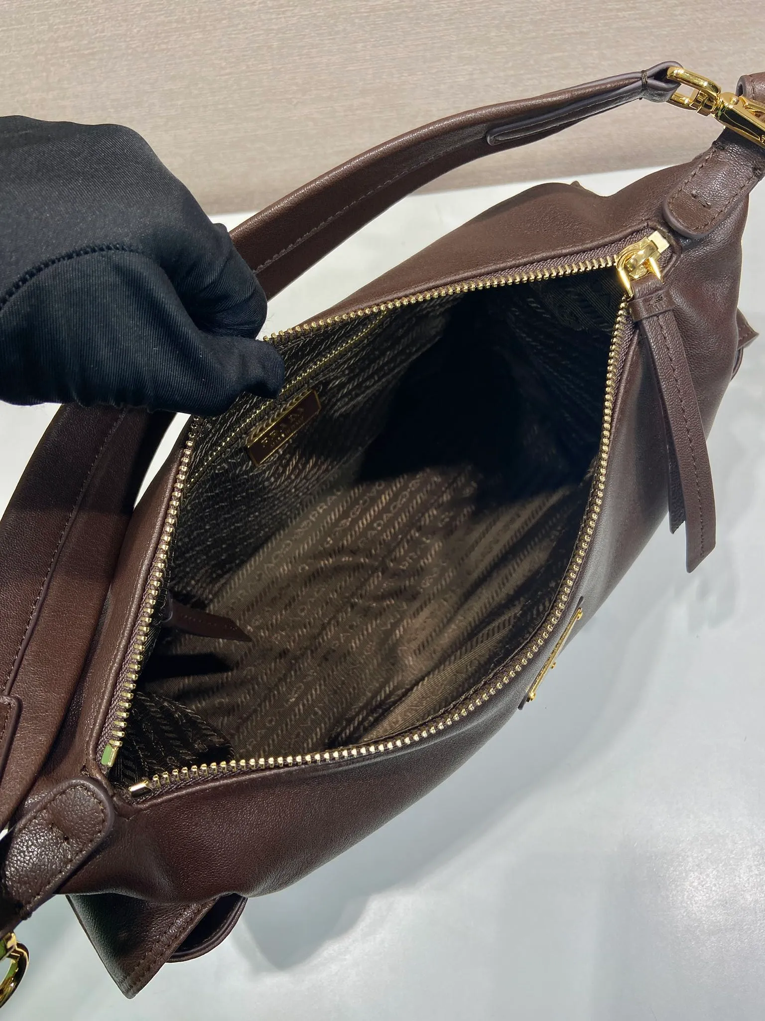 💰1700🎉New Sheepskin🎉1BC264 Discovery Bag🎉🎉 This Discovery Bag is made of imported vegetable soft sheepskin, with a soft outline and multiple pockets. Lightweight and practical, the Re-Nylon emphasizes the design's versatile style, while leather details and signature accents reflect the P family's handcrafted heritage. It comes with 2 removable, adjustable shoulder straps. The capacity is large and the upper body effect is very fashionable. Another hit that will never go out of style. Worth having! 🎉🎉 Length 32x Height 22x Bottom 11.5cm🎉🎉🎉💰💰💰