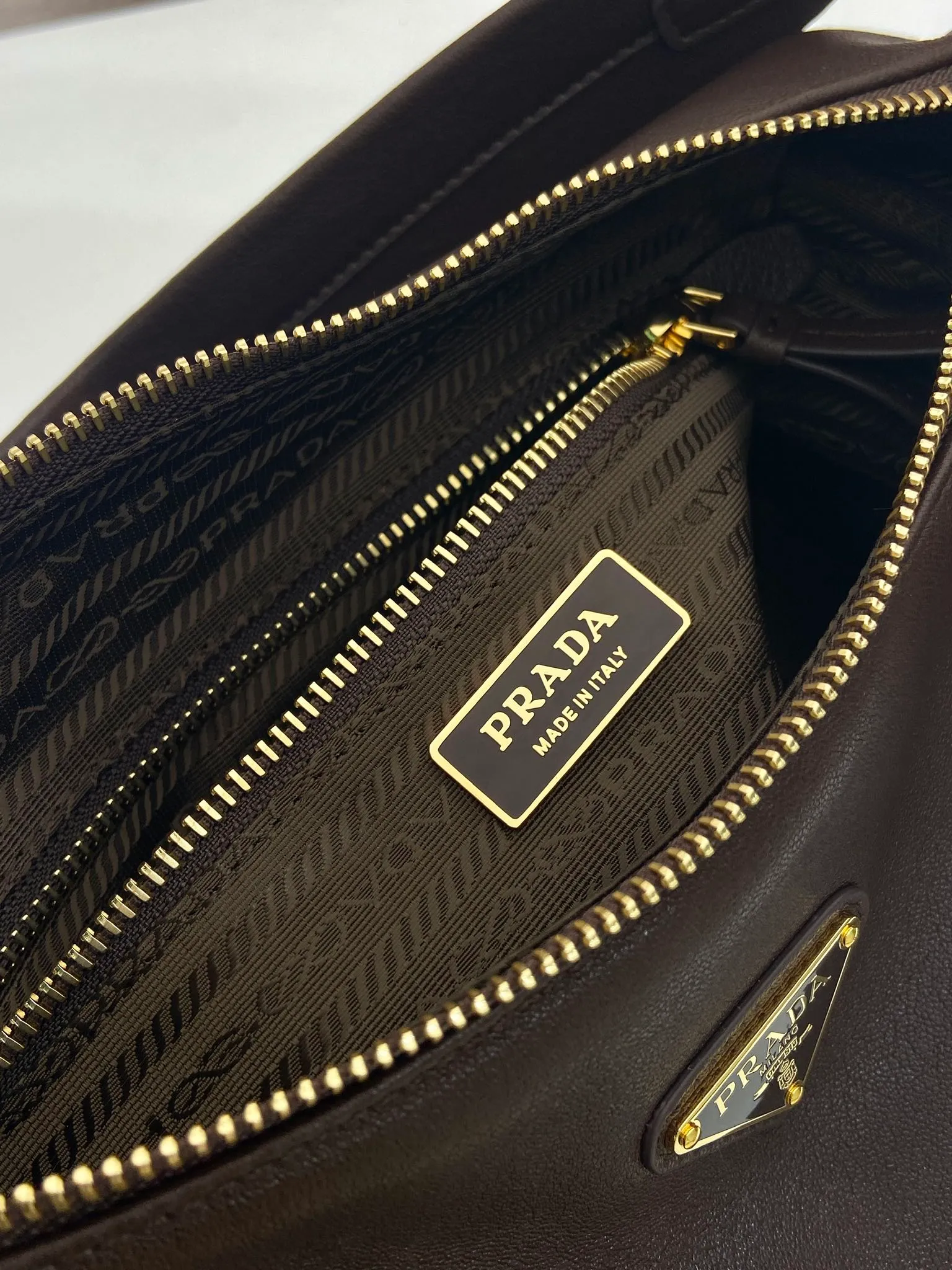 💰1700🎉New Sheepskin🎉1BC264 Discovery Bag🎉🎉 This Discovery Bag is made of imported vegetable soft sheepskin, with a soft outline and multiple pockets. Lightweight and practical, the Re-Nylon emphasizes the design's versatile style, while leather details and signature accents reflect the P family's handcrafted heritage. It comes with 2 removable, adjustable shoulder straps. The capacity is large and the upper body effect is very fashionable. Another hit that will never go out of style. Worth having! 🎉🎉 Length 32x Height 22x Bottom 11.5cm🎉🎉🎉💰💰💰
