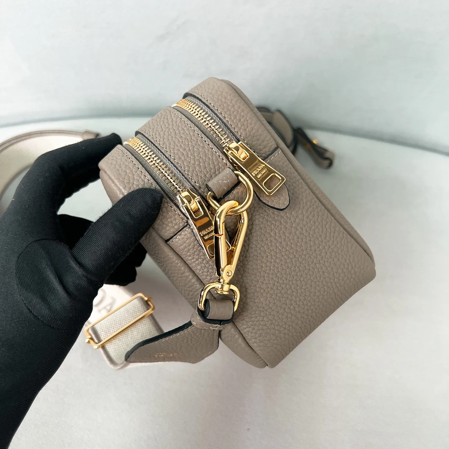 💰1700✨New product launch✨The latest pebbled shoulder bag with double zipper 1BH082 is carefully made of soft textured pebbled calfskin. The bag has a rounded and soft silhouette. Multi-functional detachable embroidered shoulder straps and leather shoulder straps. Double zipper compartments for more convenient storage. Outstanding and elegant style. Can be carried in hand, on one shoulder or crossbody. A handbag that perfectly blends classic heritage with the trend of the times. A must-have for fairies. Size 22*14.5*8.5cm