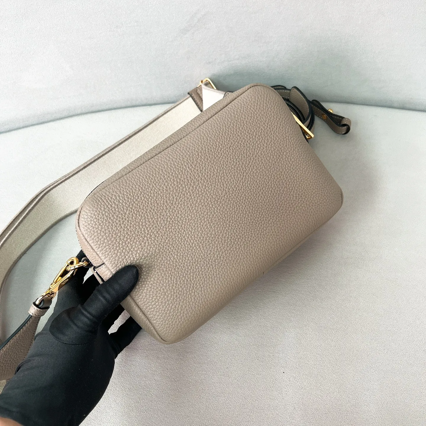 💰1700✨New product launch✨The latest pebbled shoulder bag with double zipper 1BH082 is carefully made of soft textured pebbled calfskin. The bag has a rounded and soft silhouette. Multi-functional detachable embroidered shoulder straps and leather shoulder straps. Double zipper compartments for more convenient storage. Outstanding and elegant style. Can be carried in hand, on one shoulder or crossbody. A handbag that perfectly blends classic heritage with the trend of the times. A must-have for fairies. Size 22*14.5*8.5cm