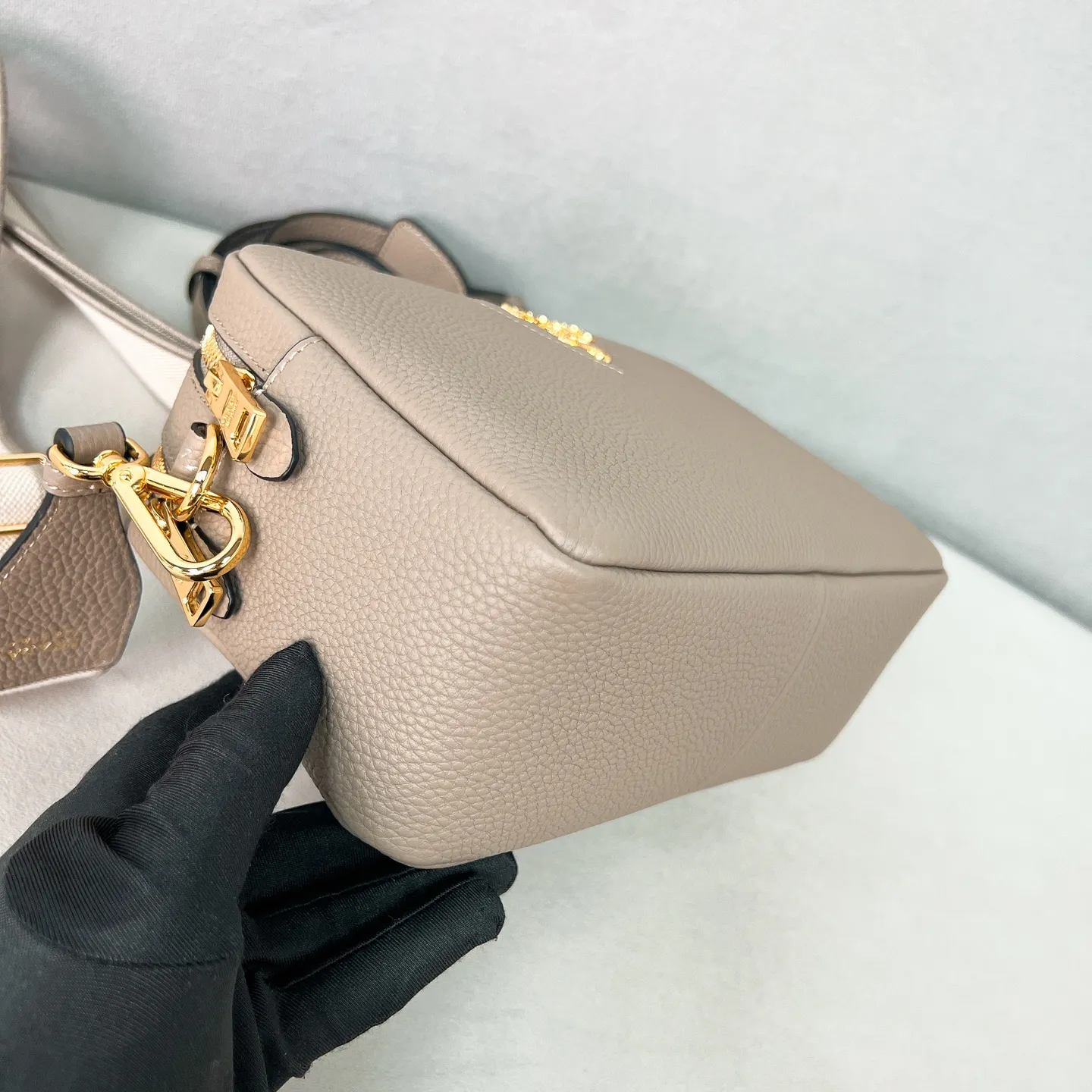 💰1700✨New product launch✨The latest pebbled shoulder bag with double zipper 1BH082 is carefully made of soft textured pebbled calfskin. The bag has a rounded and soft silhouette. Multi-functional detachable embroidered shoulder straps and leather shoulder straps. Double zipper compartments for more convenient storage. Outstanding and elegant style. Can be carried in hand, on one shoulder or crossbody. A handbag that perfectly blends classic heritage with the trend of the times. A must-have for fairies. Size 22*14.5*8.5cm