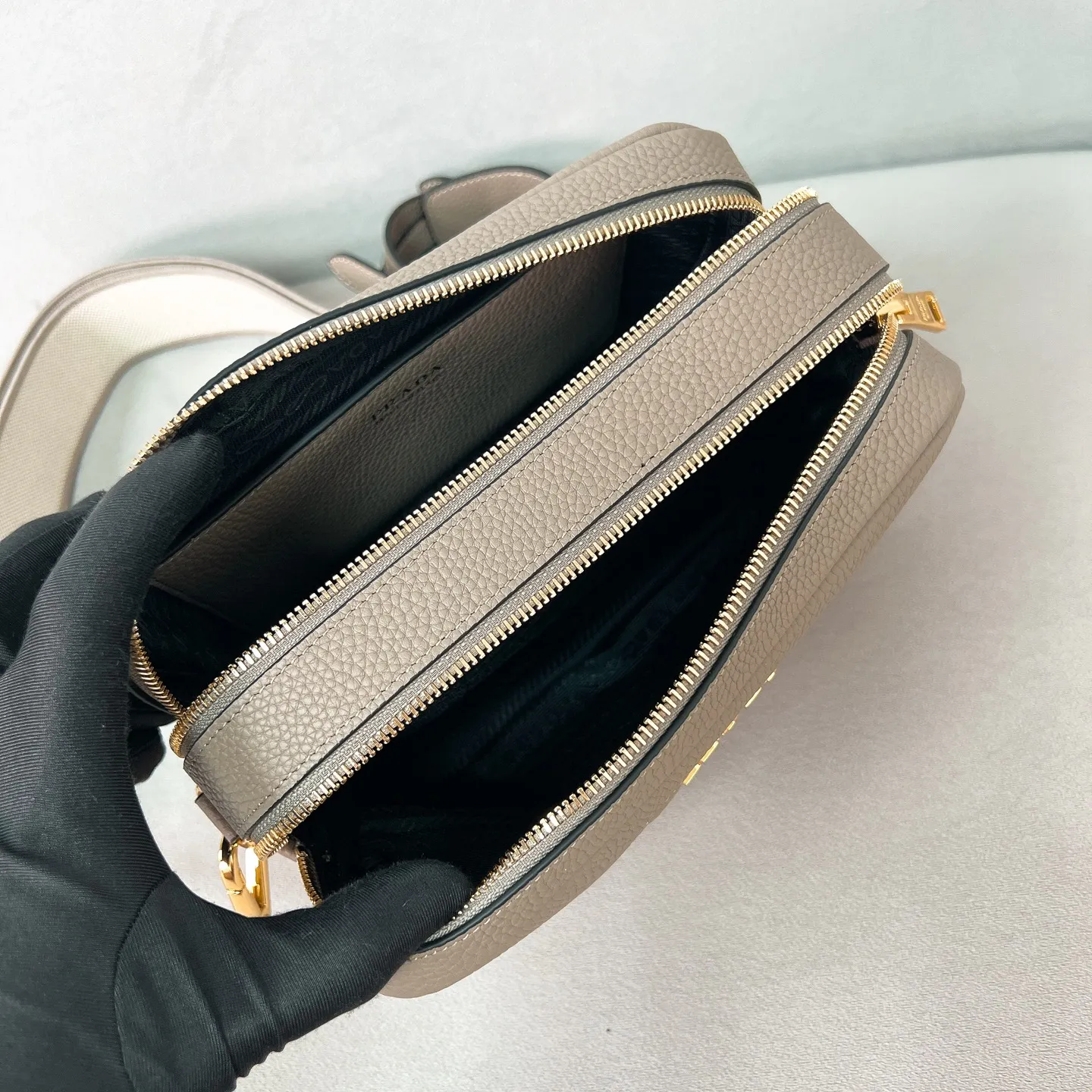 💰1700✨New product launch✨The latest pebbled shoulder bag with double zipper 1BH082 is carefully made of soft textured pebbled calfskin. The bag has a rounded and soft silhouette. Multi-functional detachable embroidered shoulder straps and leather shoulder straps. Double zipper compartments for more convenient storage. Outstanding and elegant style. Can be carried in hand, on one shoulder or crossbody. A handbag that perfectly blends classic heritage with the trend of the times. A must-have for fairies. Size 22*14.5*8.5cm