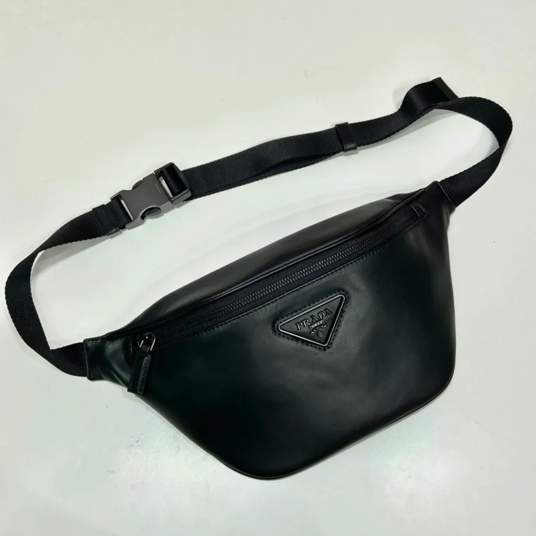 💰1060🎉New full leather waist bag🎉2VL033 calfskin - waist bag/chest bag🎉 This waist bag design is not only practical but also enhances the overall design , allowing the body proportions to be easily elevated, the bag can be placed wherever the waist is, and it can be used as a chest bag or a crossbody bag👍👍It can be matched with different clothes in daily life, and the upper body shape is very good😘Simple/lightweight/fashionable😘😘 Unisex style for men and women🙊It is also a waist bag/chest bag that will never go out of style👏👏 Length 33x Height 24x Bottom 13cm🎉🎉🎉👏👏👏